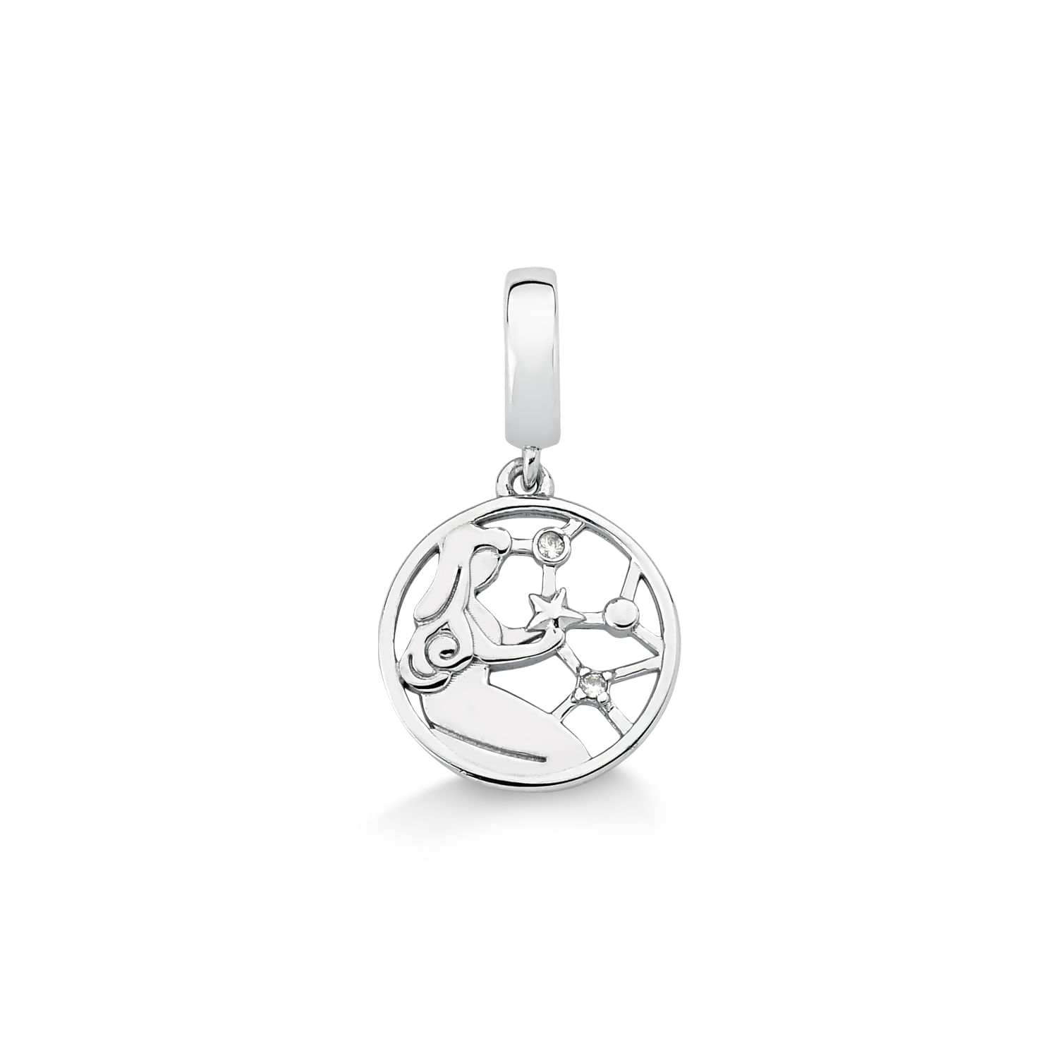 Pingente de prata com desenho de uma mulher, estrelas e linhas conectando pontos, em um círculo aberto.