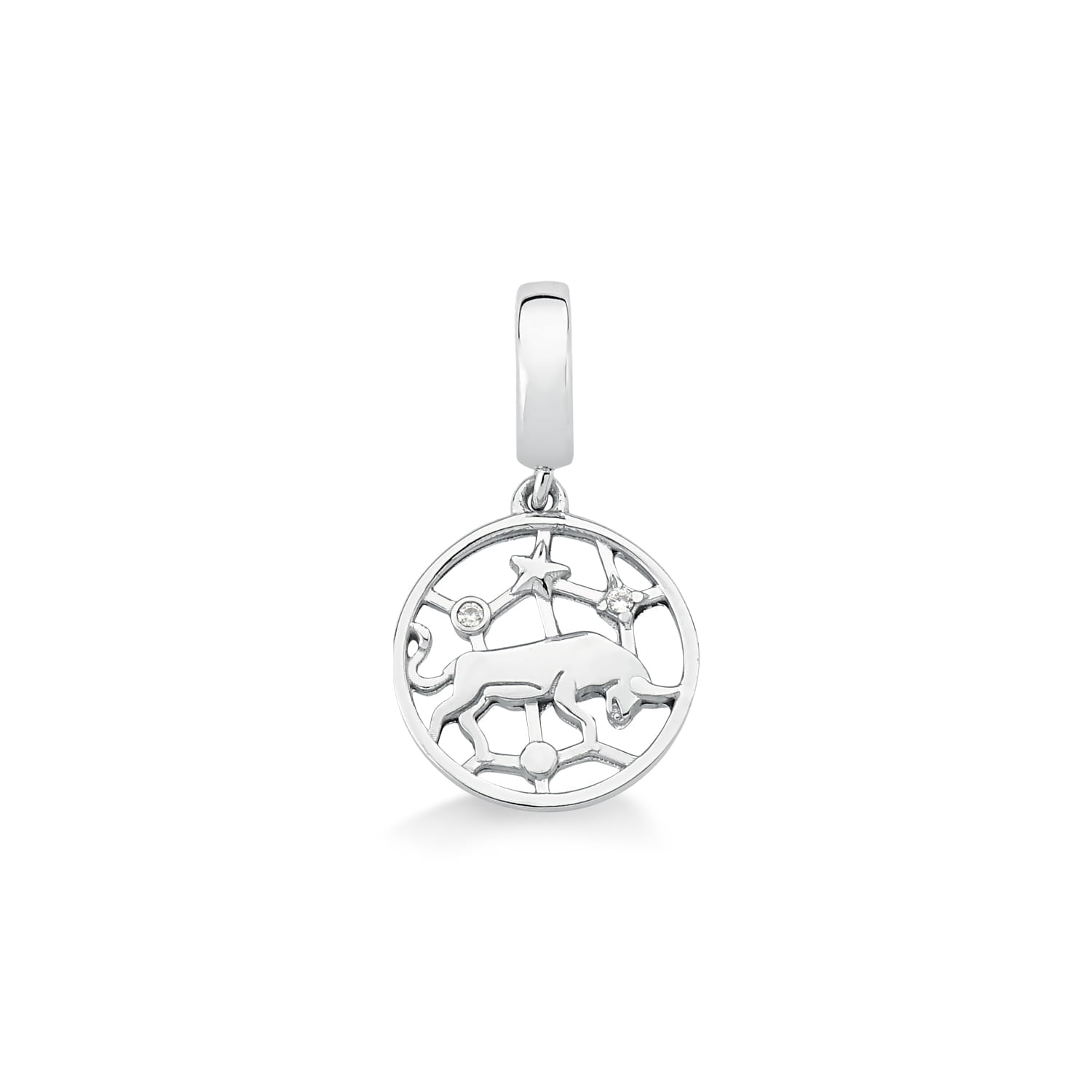 Pingente prateado com o símbolo do signo de câncer, contendo uma loba, estrelas e elementos astrológicos.