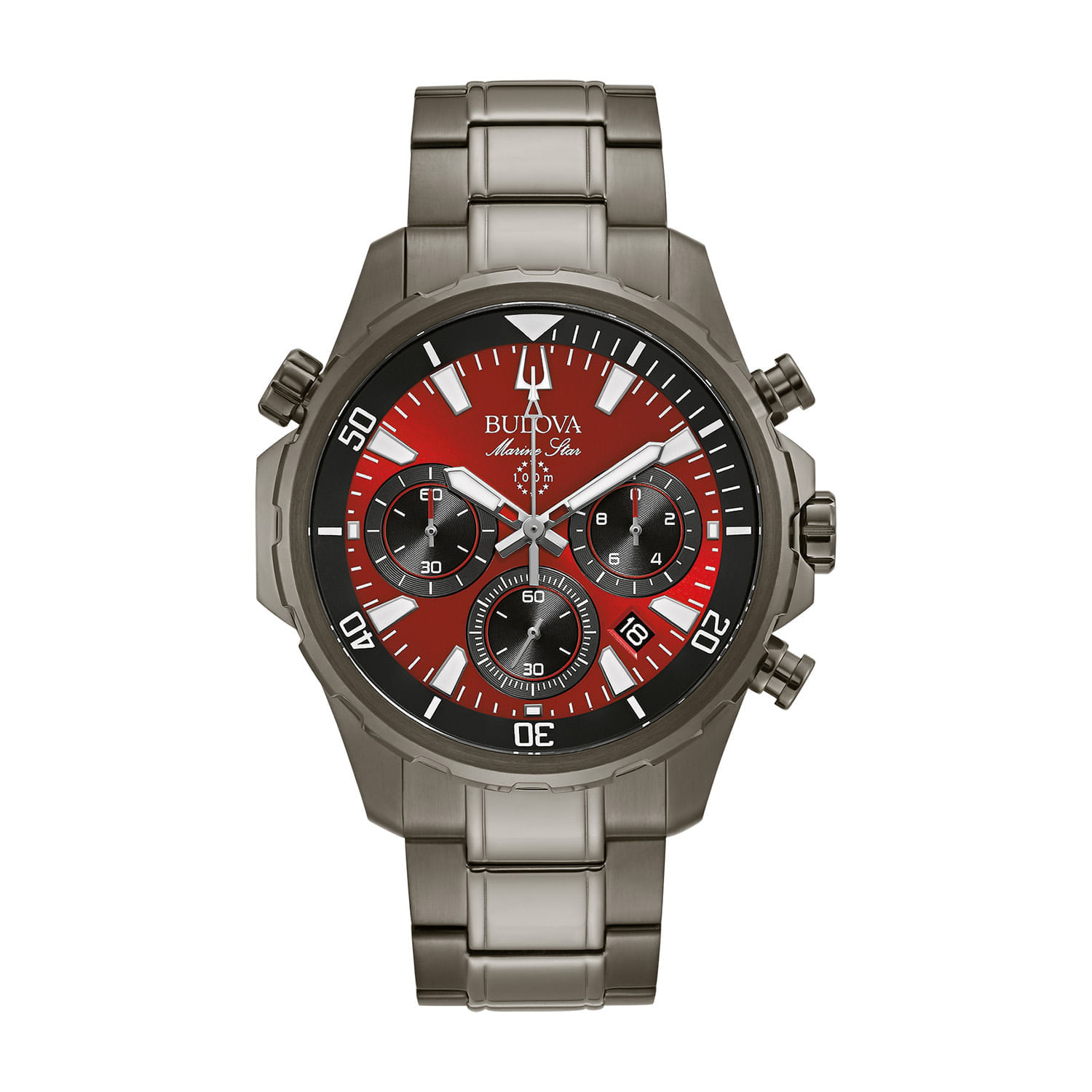 Relógio com pulseira de metal cinza, mostrador vermelho com detalhes em preto, branco e prateado, com chronograph e data.