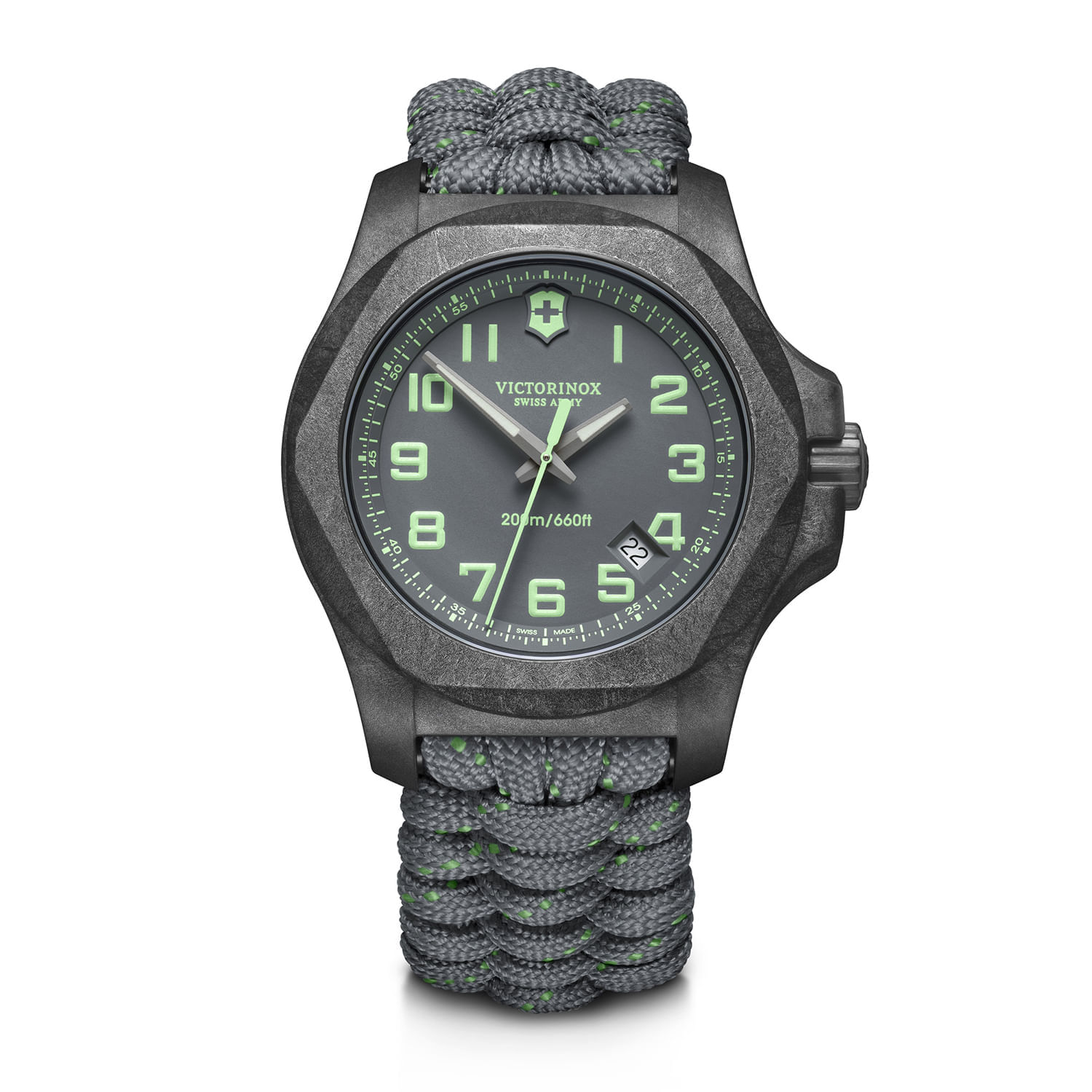 Relógio preto com mostrador verde, pulseira de paracord cinza com detalhes em verde, e marca Victorinox.