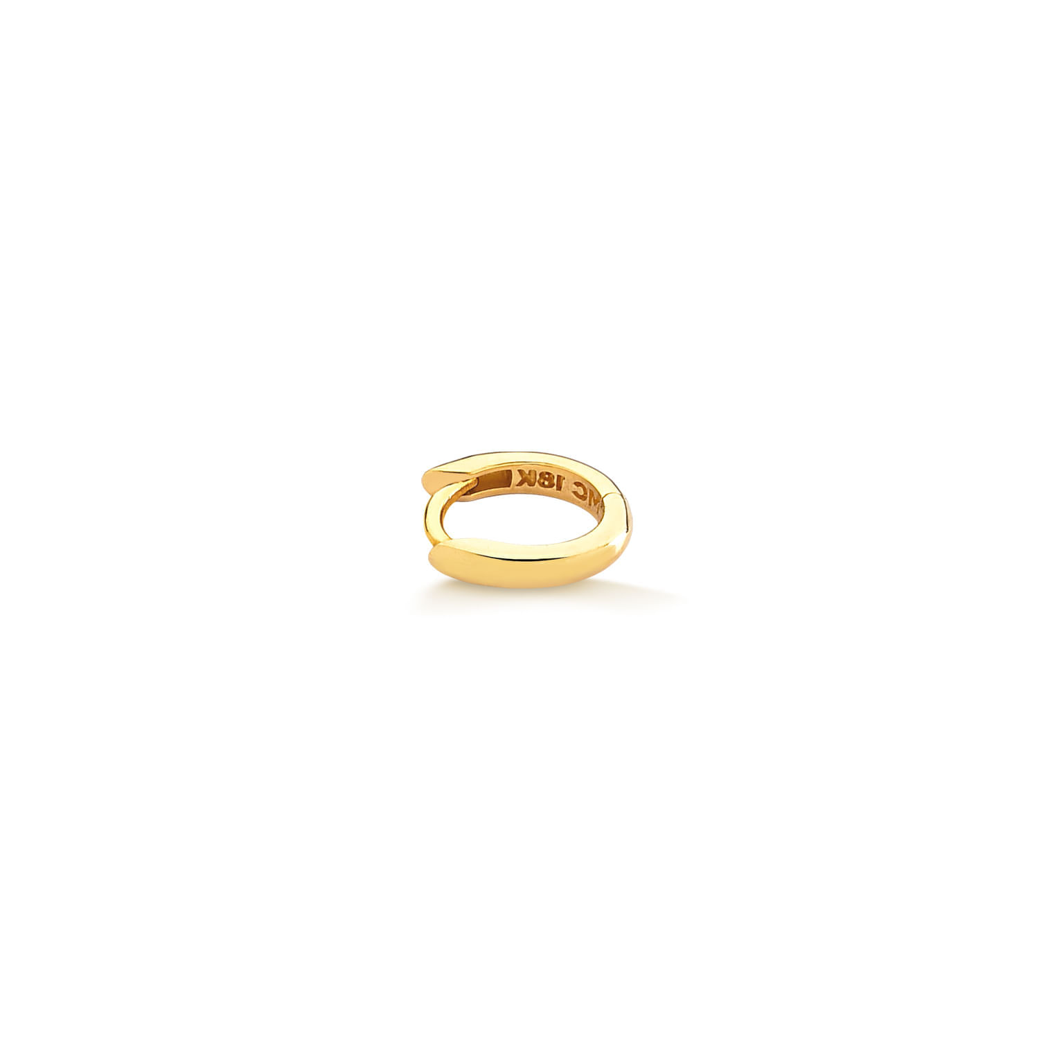 Anel dourado com design aberto e gravação interna visível.