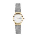 Relógio de pulso com pulseira de malha metálica prateada, caixa dourada, mostrador branco com cristais como marcadores e logo "Skagen Denmark".