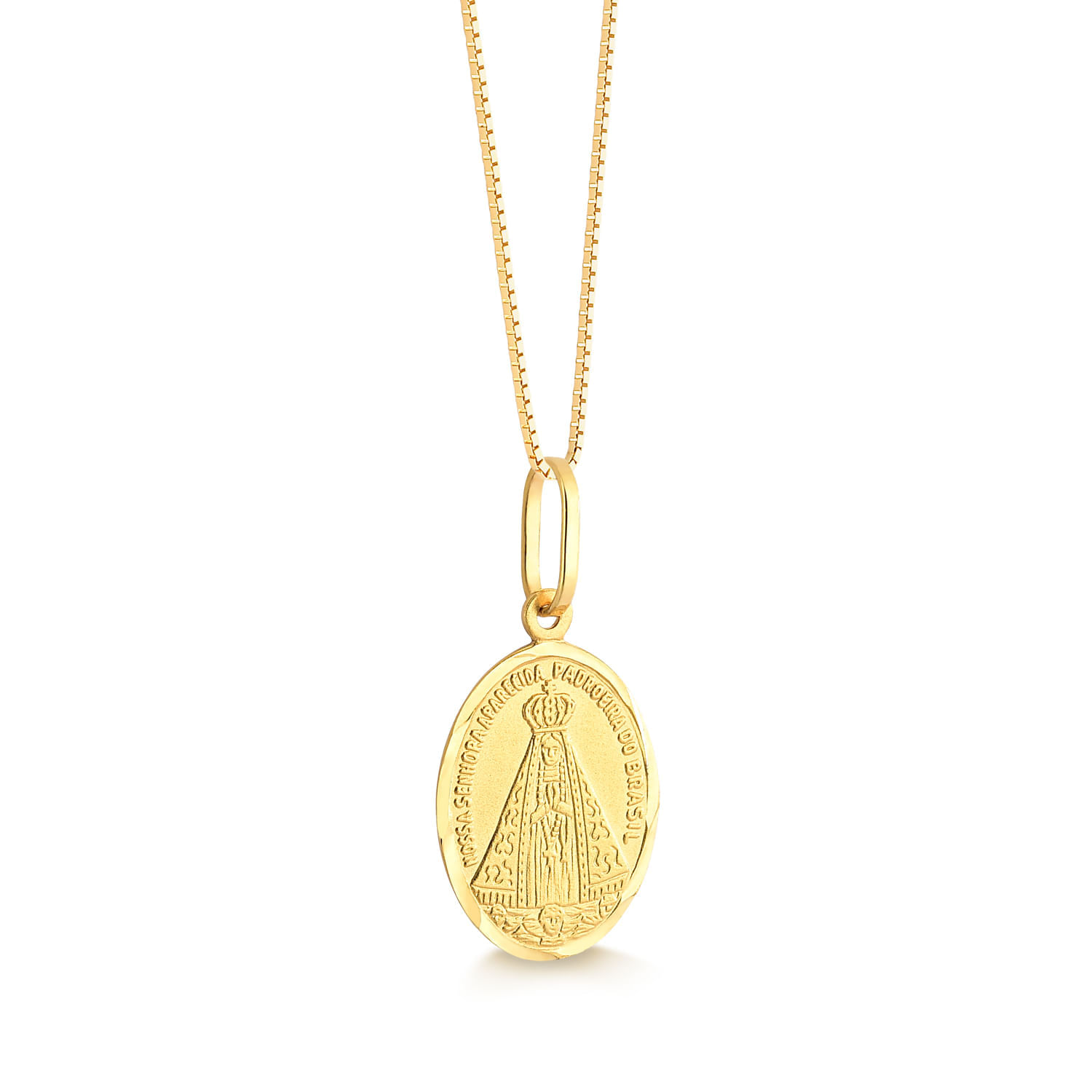 Colar com pingente dourado oval com imagem e texto religioso, incluindo uma cabeça de Nossa Senhora Aparecida com coroa.
