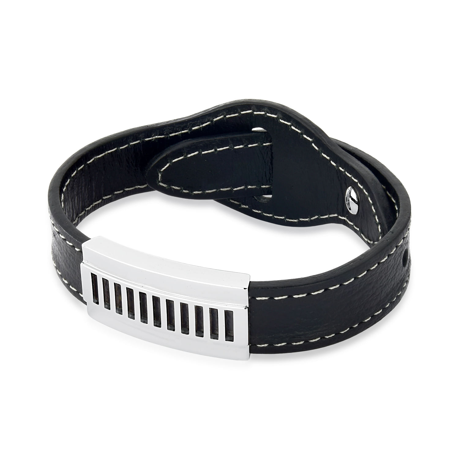 Pulseira de couro preta com detalhes em branco e uma placa prateada com design de barras horizontais.