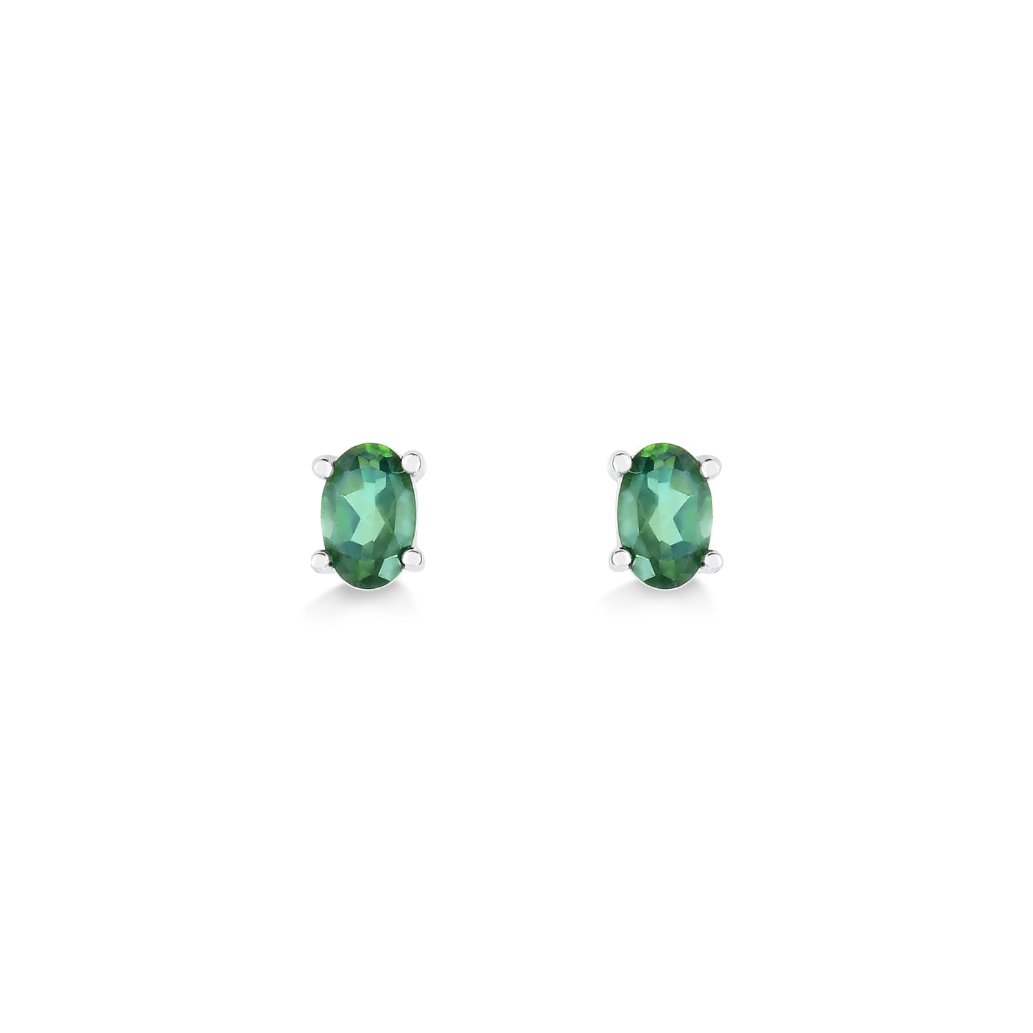 Par de brincos com pedras verdes ovais em cabochão, fixadas em suporte de metal prateado, exibidos contra fundo branco.