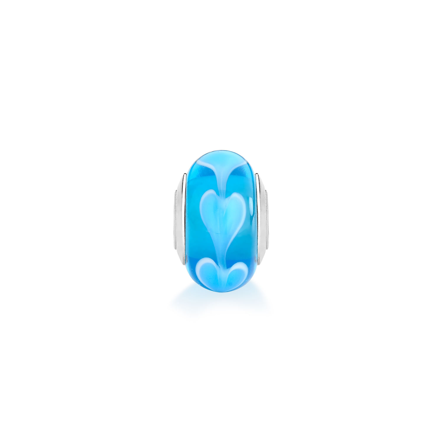 Pingente azul com coração e detalhes brancos, em formato de bola de vidro.