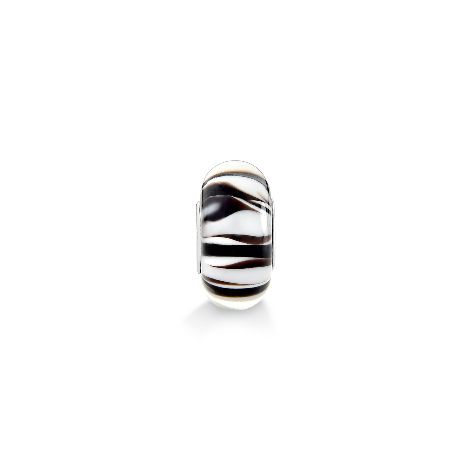 Objeto de vidro com padrão preto e branco em listras, em forma de cilindro alongado, em fundo branco.