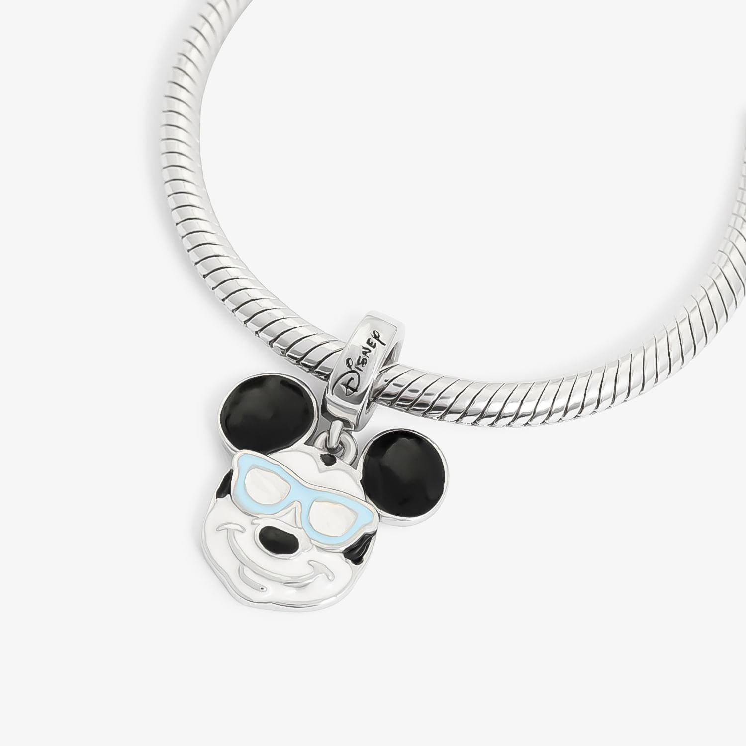 Colar prateado com pingente de Mickey Mouse usando óculos de sol azul claro.