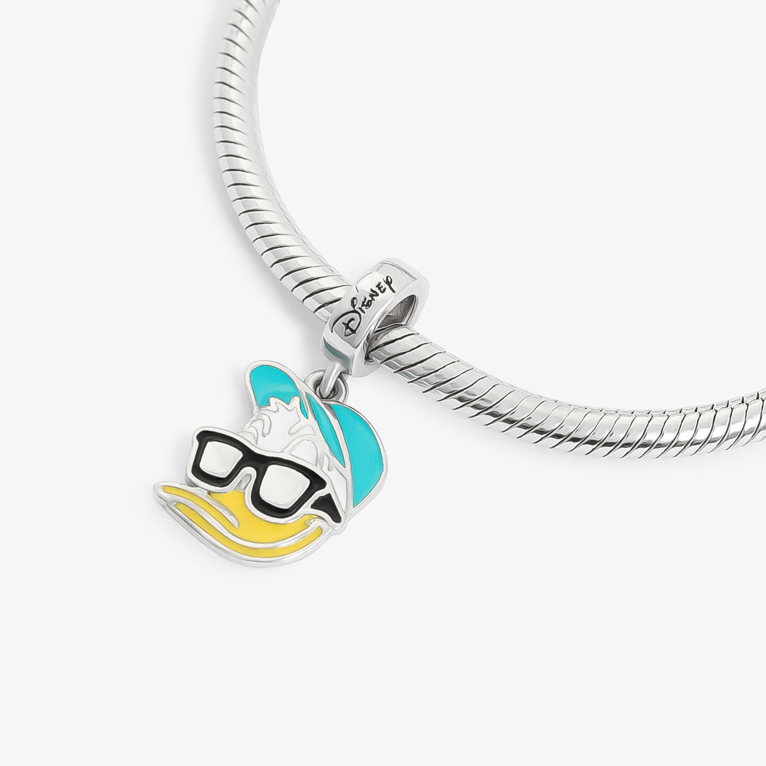 Colar de prata com pingente do Donald Duck usando óculos escuros e boné azul.