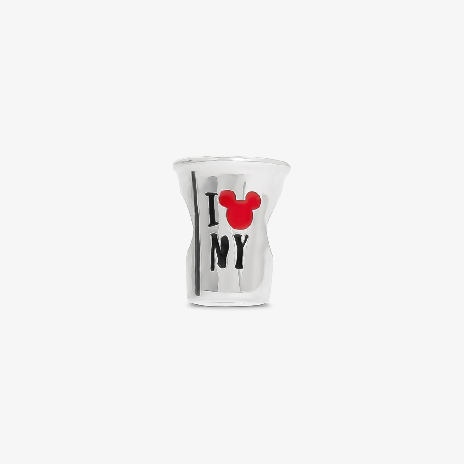 Copo de vidro com o texto "I ? NY" em preto e vermelho, com formato irregular e fundo branco.