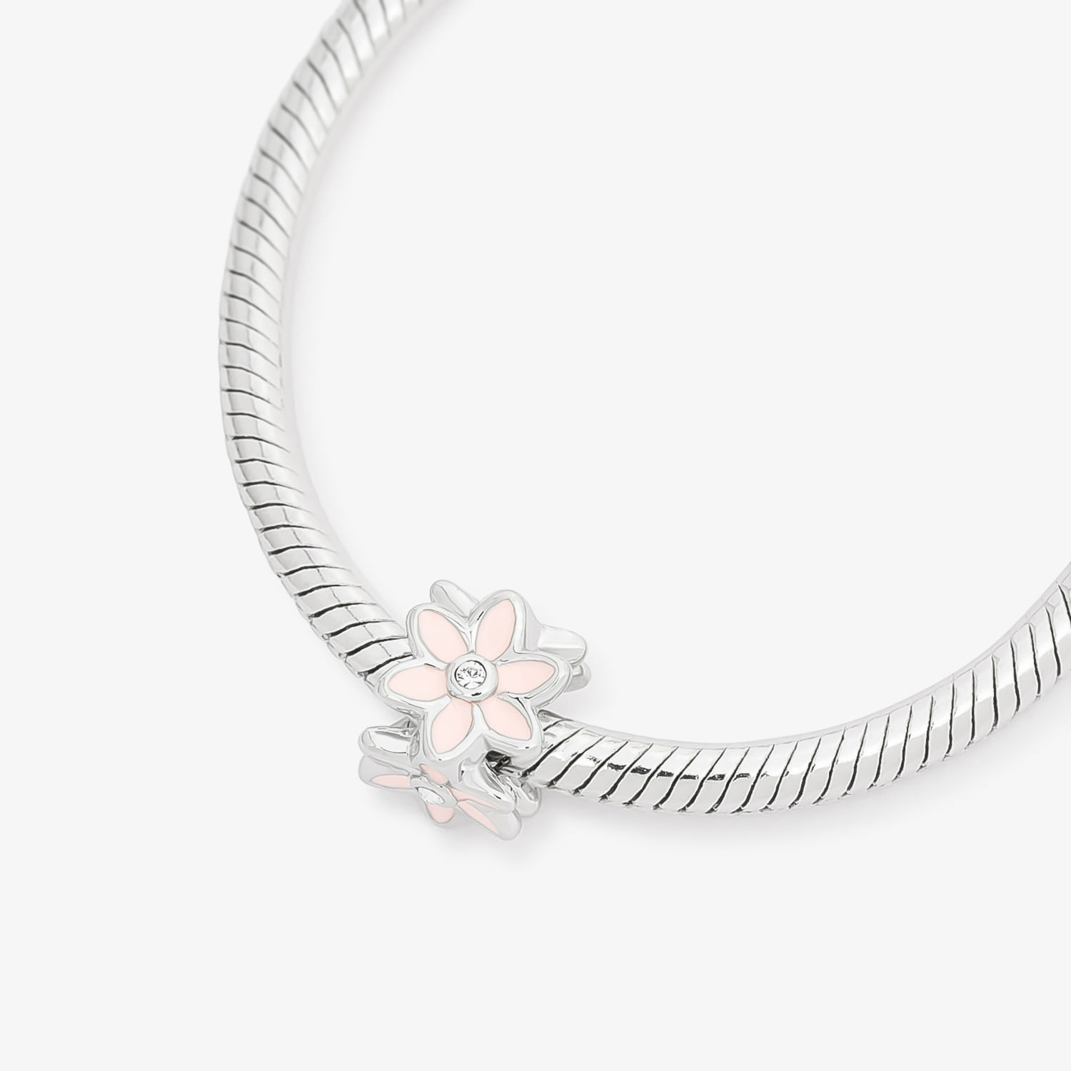 Pulseira prateada com detalhe de flor rosa e cristais, com acabamento em relevo Risca.