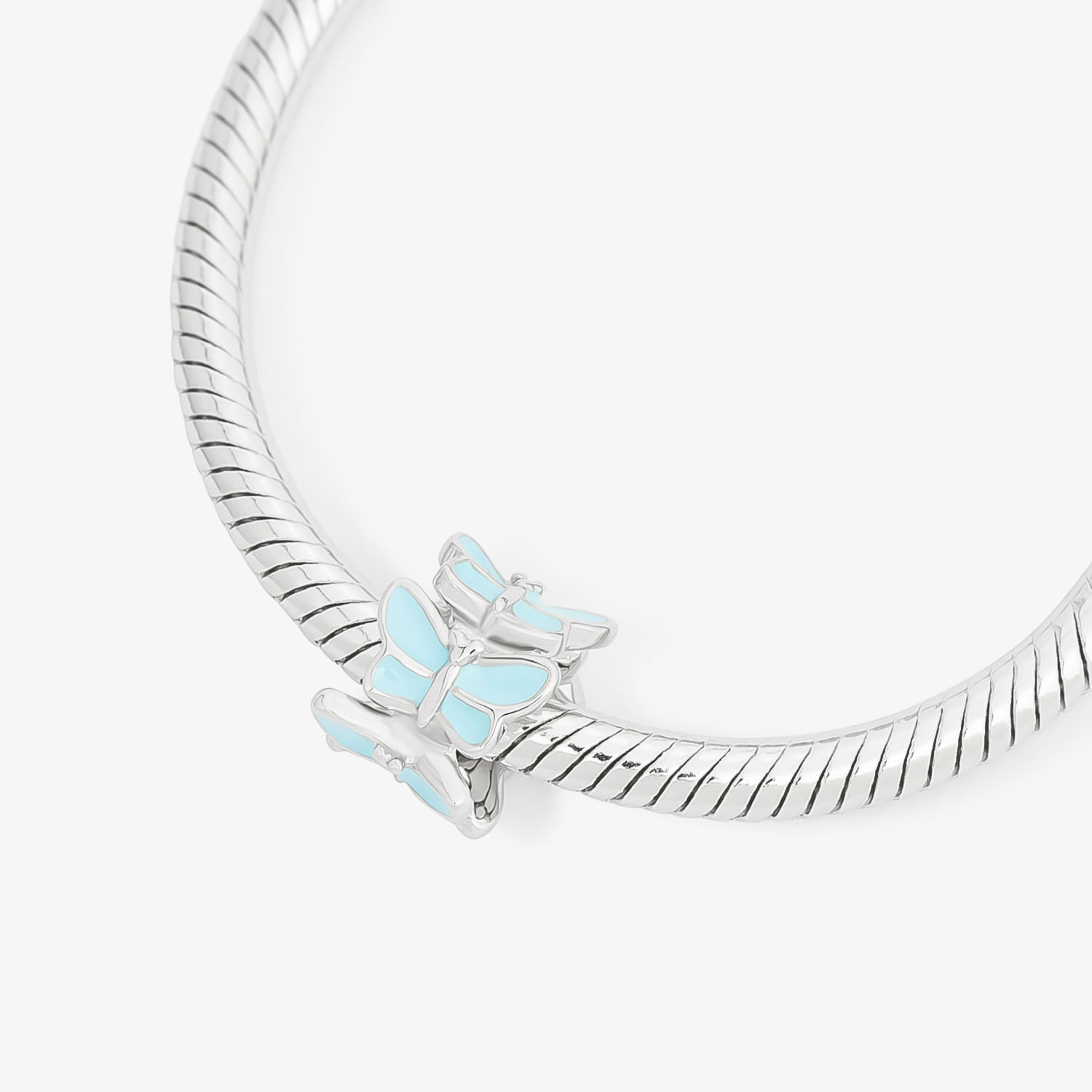 Pulseira prateada com pingente de borboleta com detalhes em azul claro.