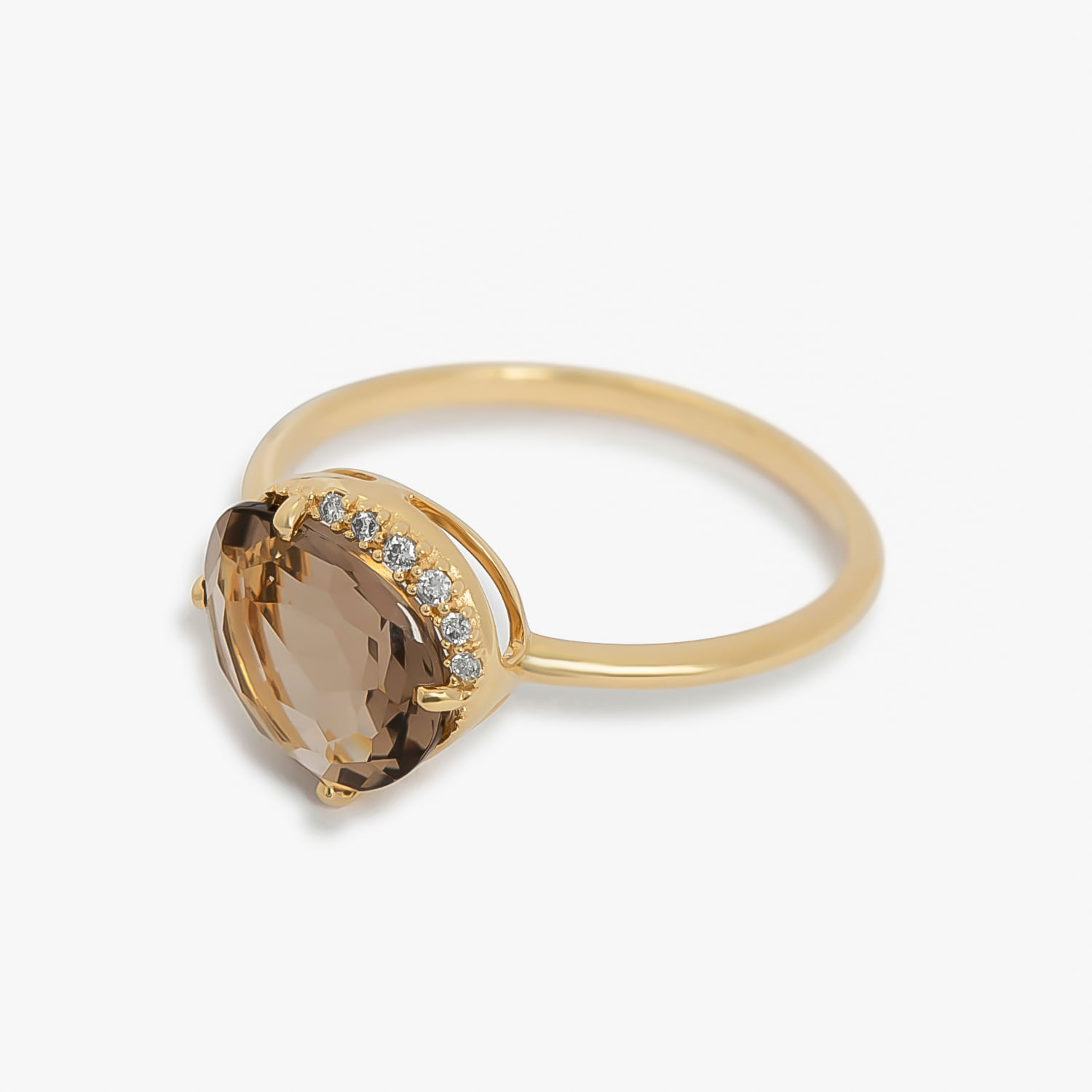 Anel dourado com pedra marrom oval e pequenas pedras transparentes ao redor, sobre fundo branco.