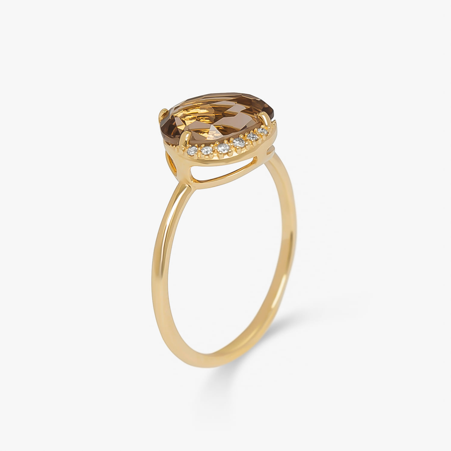 Anel dourado com uma pedra marrom grande no centro e pequenas pedras brancas ao redor na parte superior.