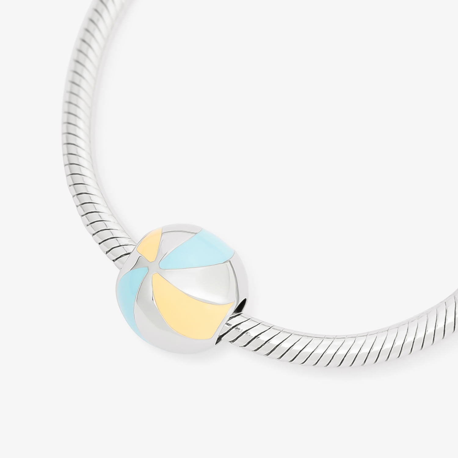 Pingente de prata com detalhes em azul e amarelo em forma de esfera, parte de uma pulseira de corrente prateada.