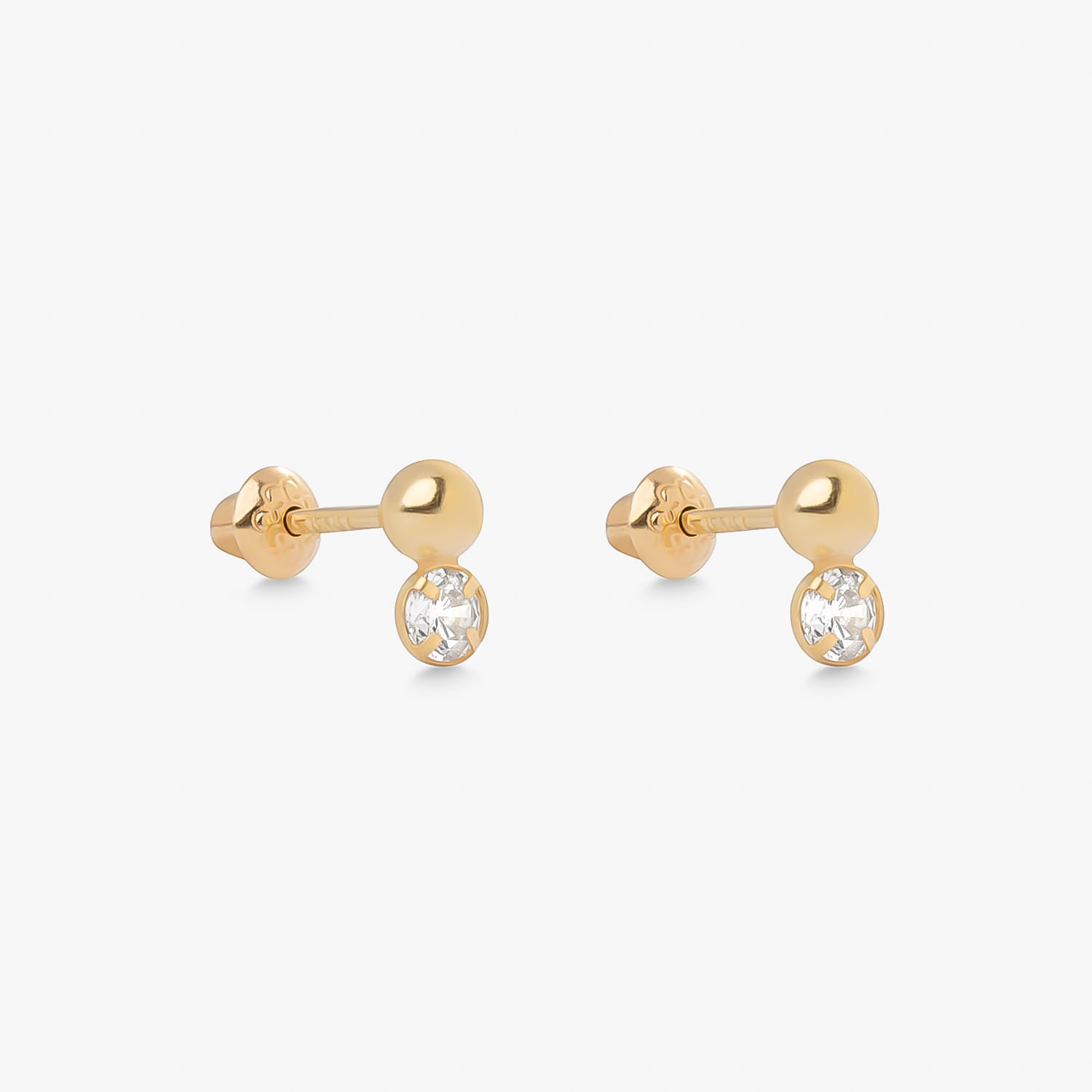Conjunto de brincos de ouro com uma pedra de brilho intenso em cada, fundo branco.