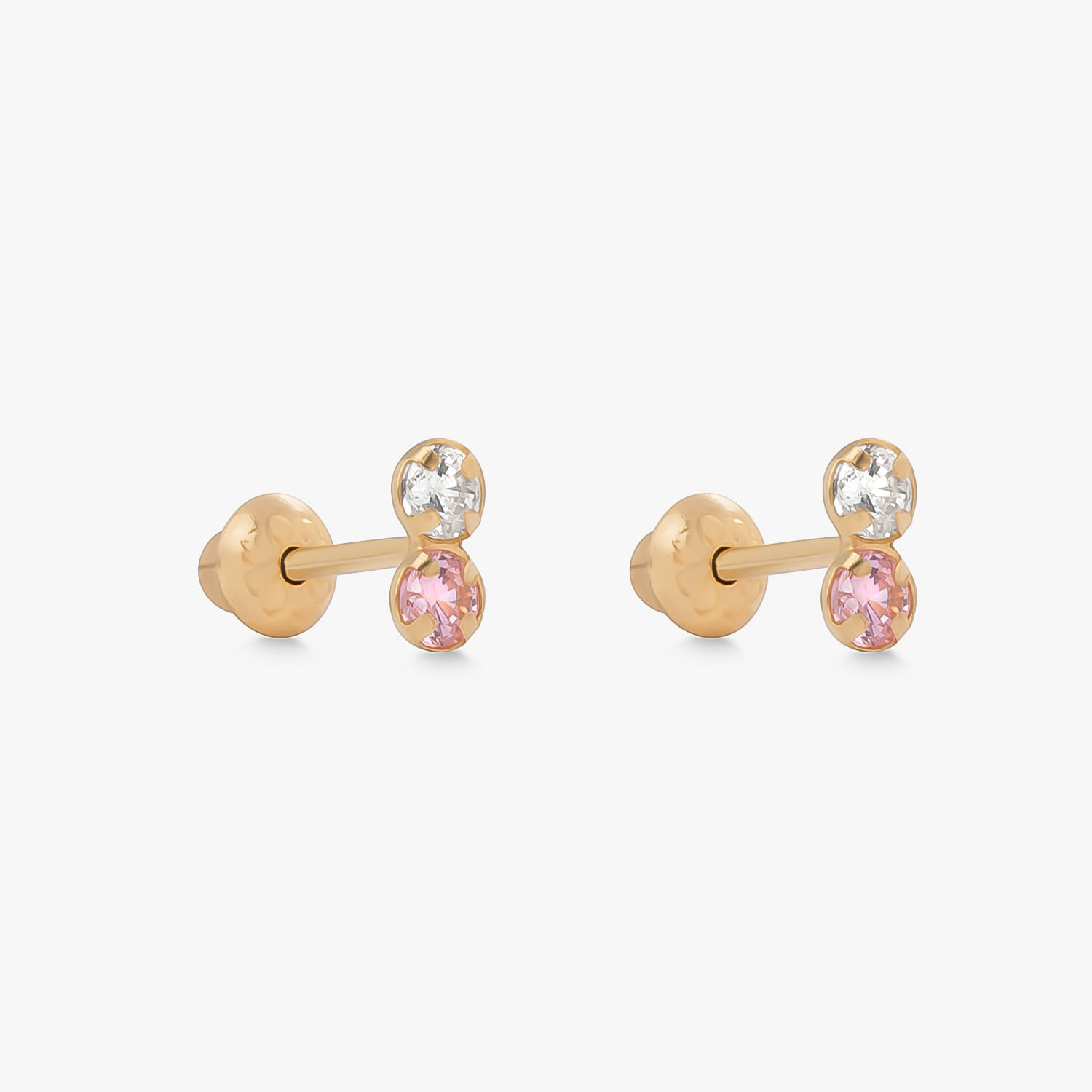Brincos de metal dourado com duas pedras, uma branca e uma rosa, em cada brinco.