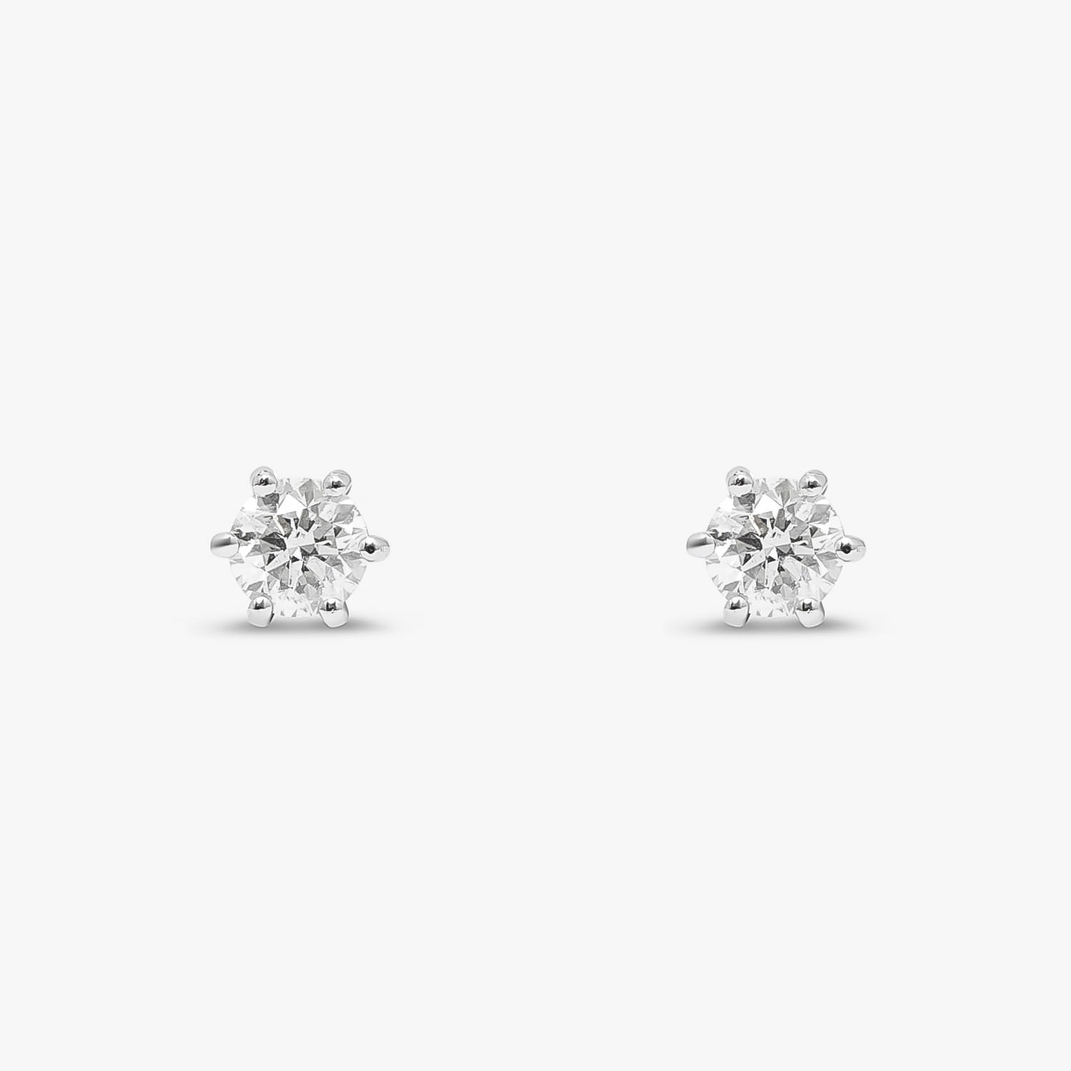 Par de brincos de diamantes com design de cinco garras em prata, exibidos em fundo branco.