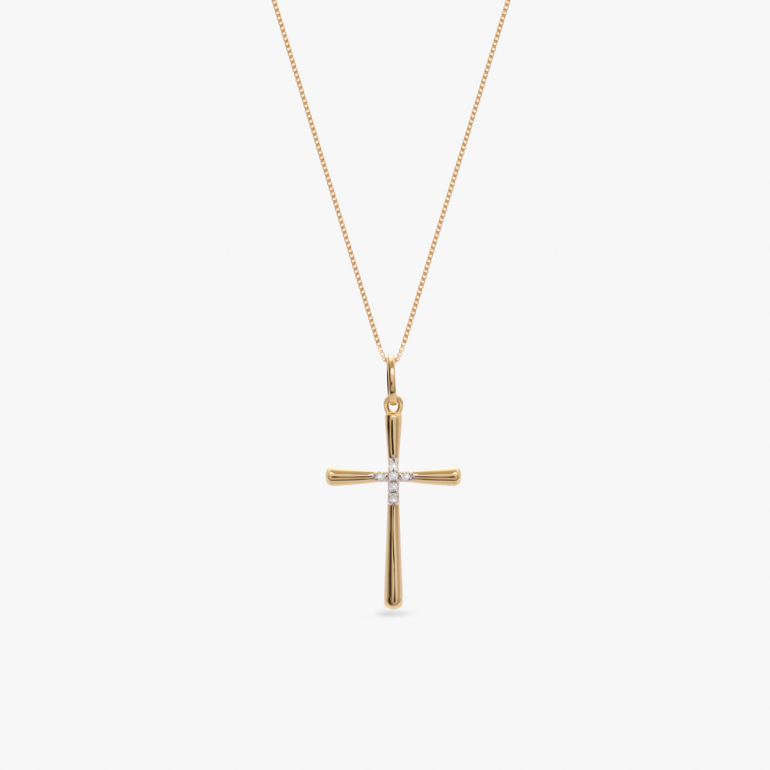 Colar com pingente de crucifixo dourado com detalhes em pedras transparentes.