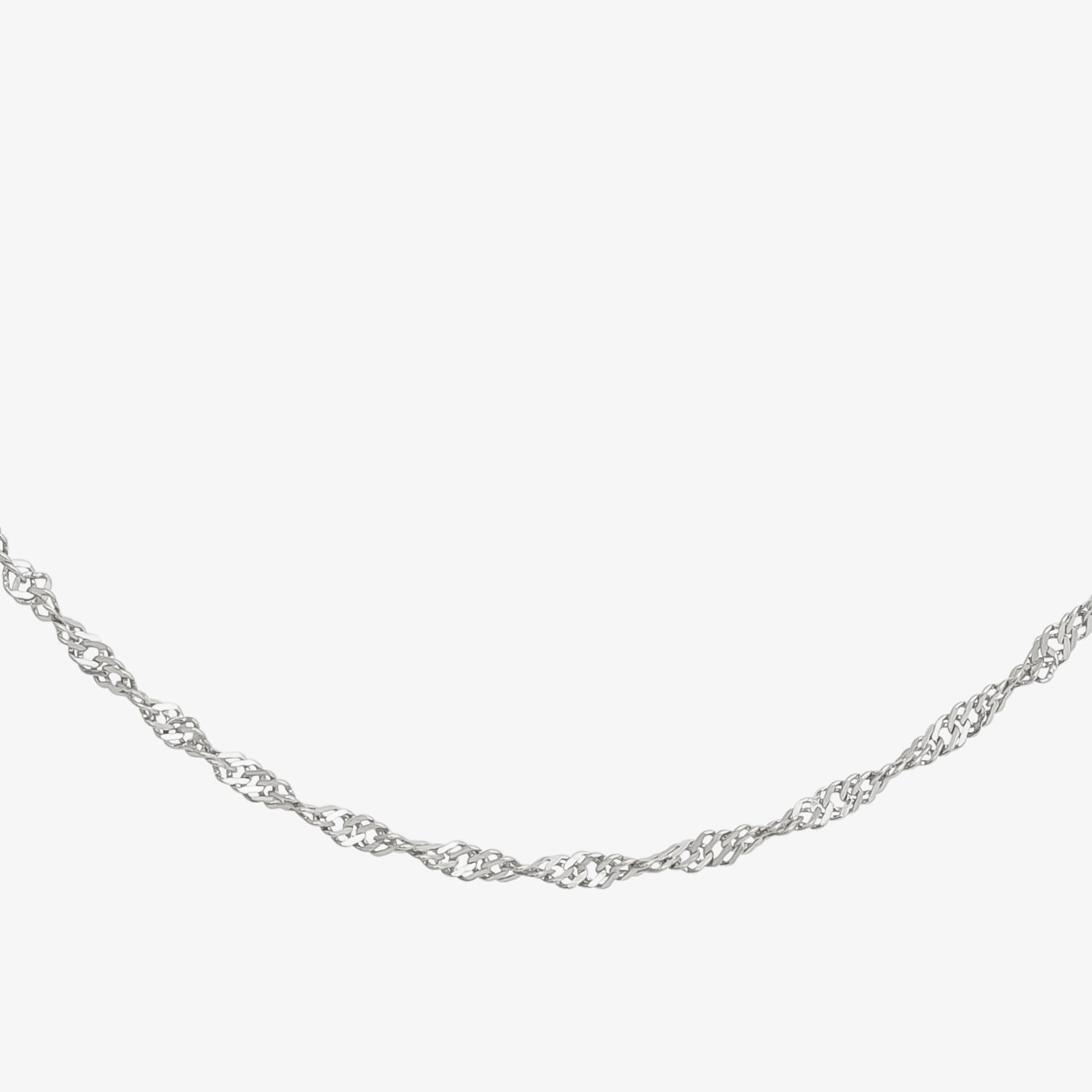 Corrente prata com malha trançada em fundo branco.