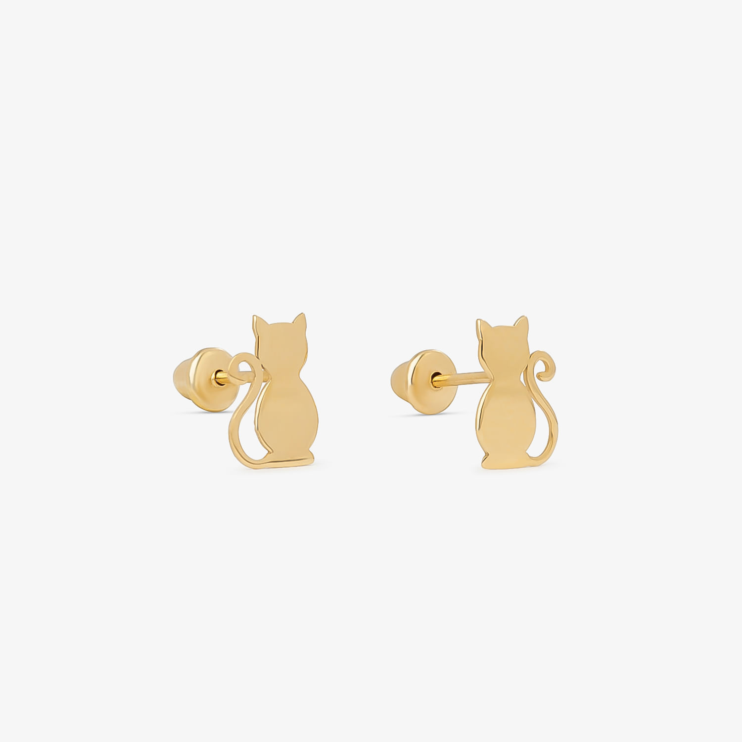 Par de brincos de gatos em ouro, com corpo e cauda delicadamente desenhados, em fundo branco.