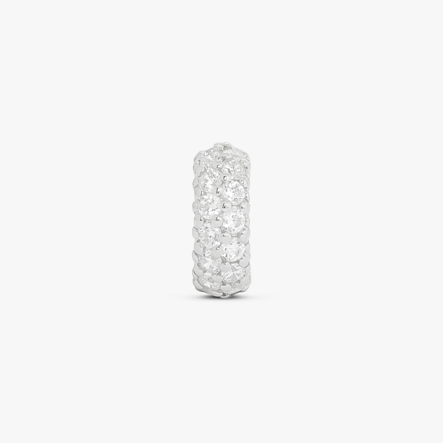 Um elegante anel de prata com vários diamantes pequenos e redondos dispostos em um padrão vertical.
