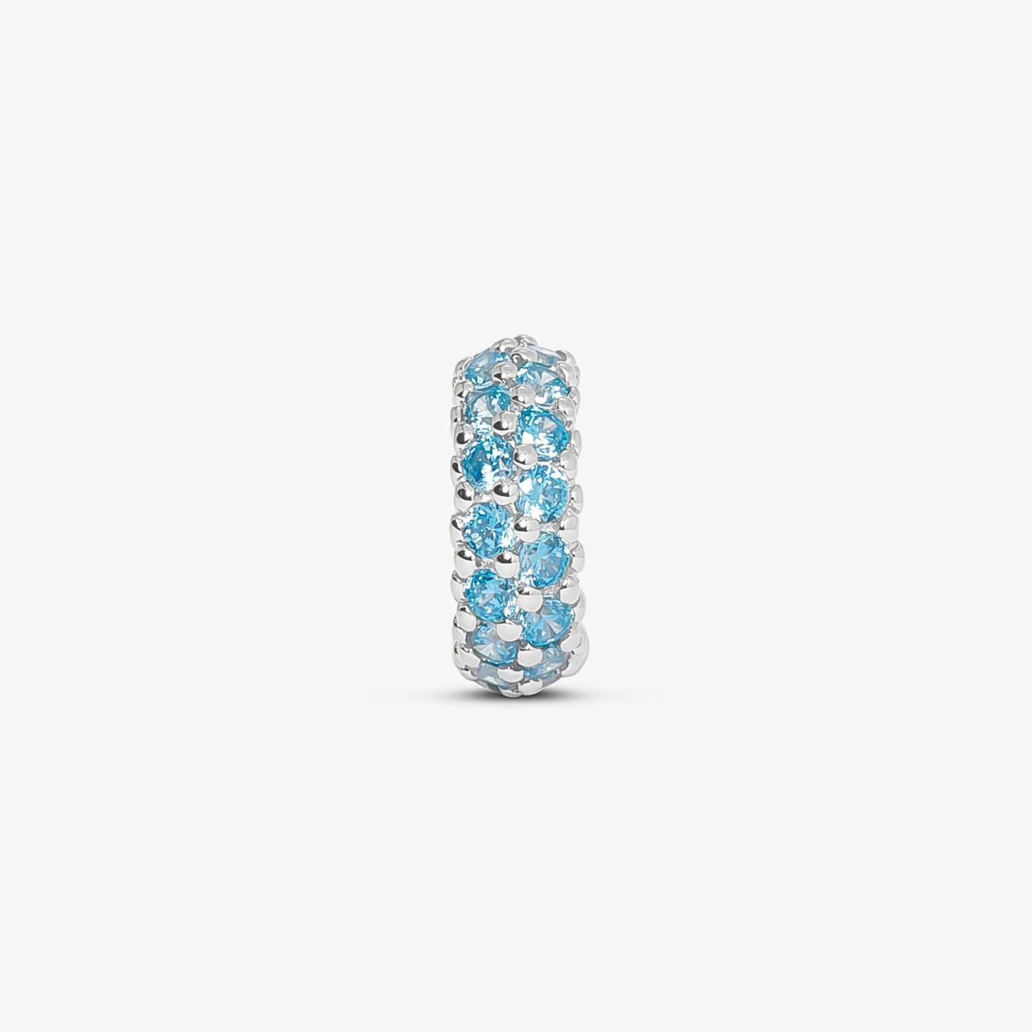 Brinco de prata com pedras azuis dispostas em fileira, com design de argola fechada.