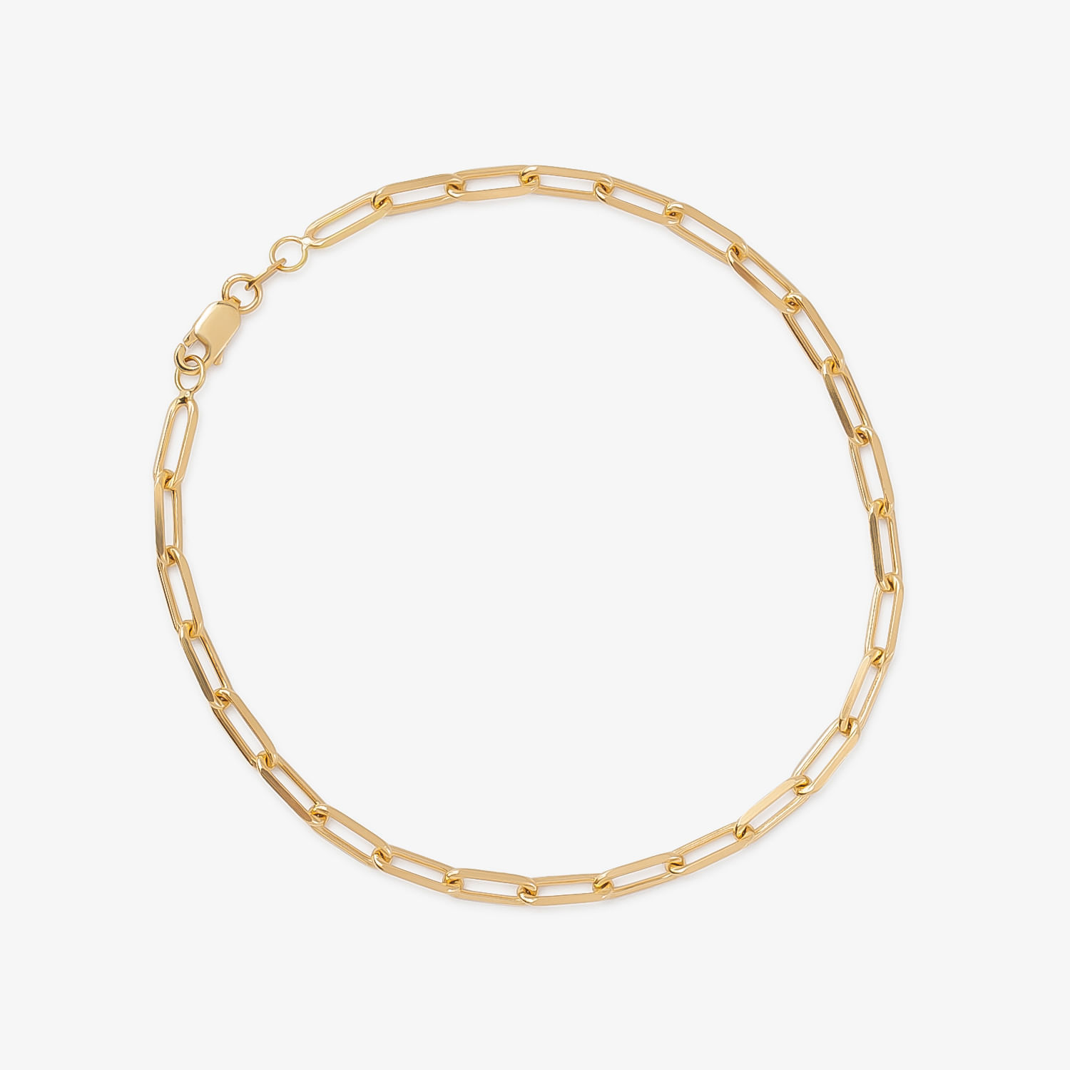 Colar dourado de elos retangulares, com fecho de presilha.