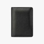 Carteira preta em couro com textura e logo discreto na parte inferior direita.