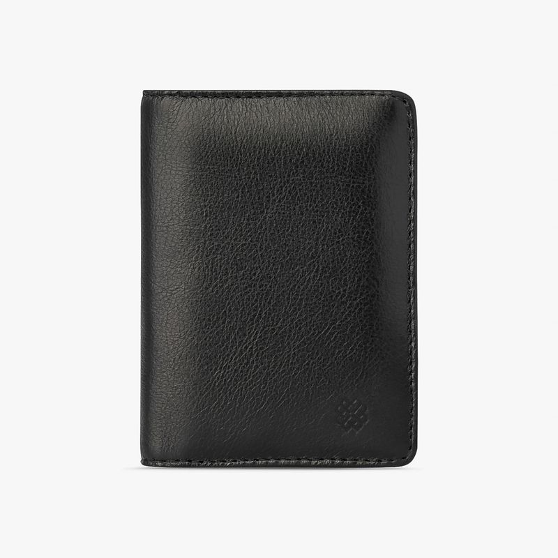 Carteira preta em couro com textura e logo discreto na parte inferior direita.