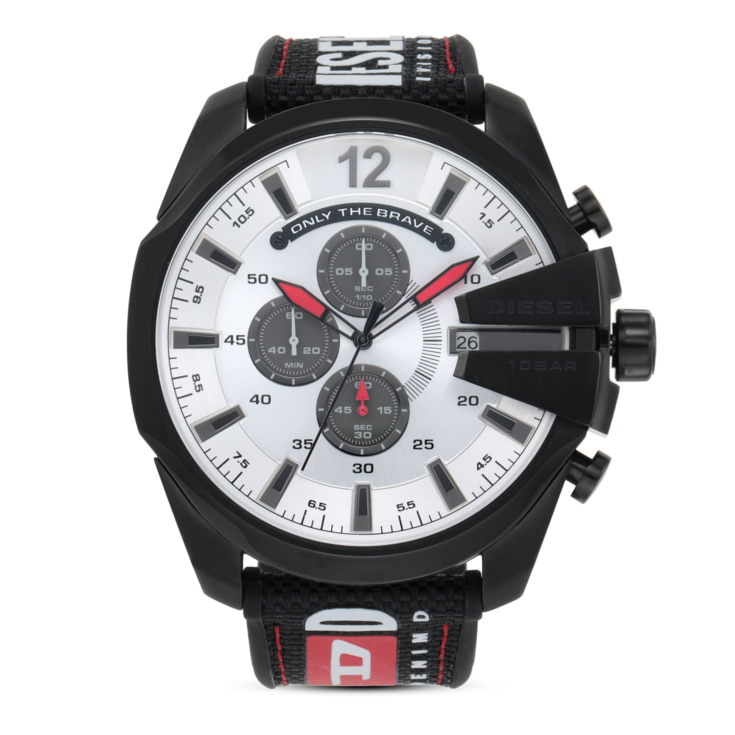 Relógio preto com pulseira de tecido preto com detalhes em vermelho e branco, mostrador branco com três subdials, marcadores e ponteiros vermelhos.