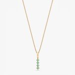 Colar dourado com pingente de pedras verdes em formato vertical.