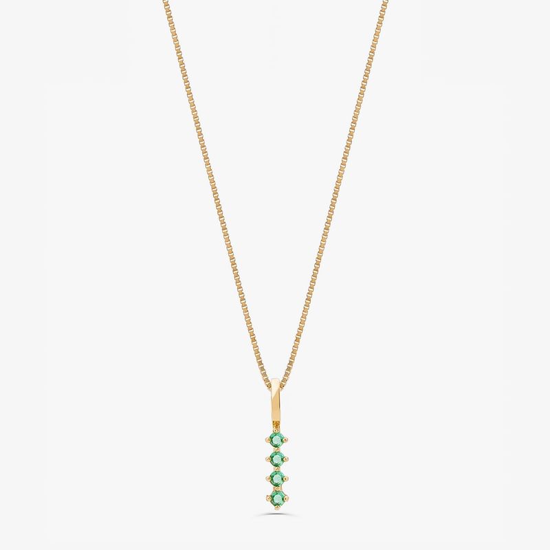 Colar dourado com pingente de pedras verdes em formato vertical.