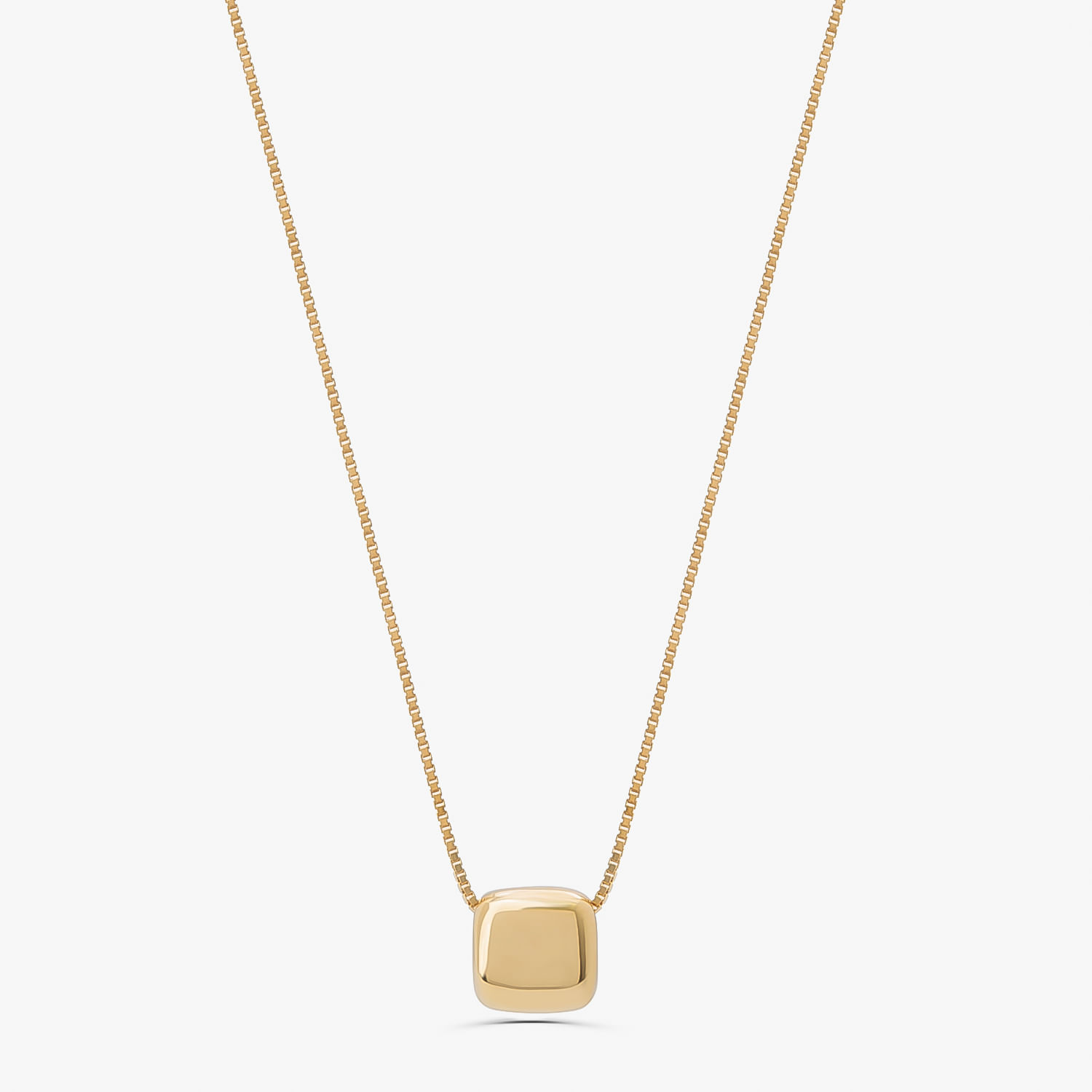 Colar com pingente dourado quadrado e corrente dourada.