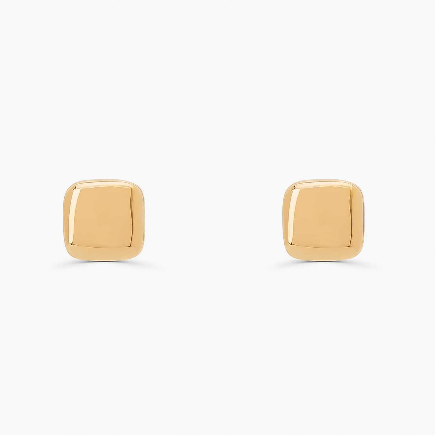 Par de brincos dourados quadrados com acabamento brilhante, lado a lado em fundo branco.