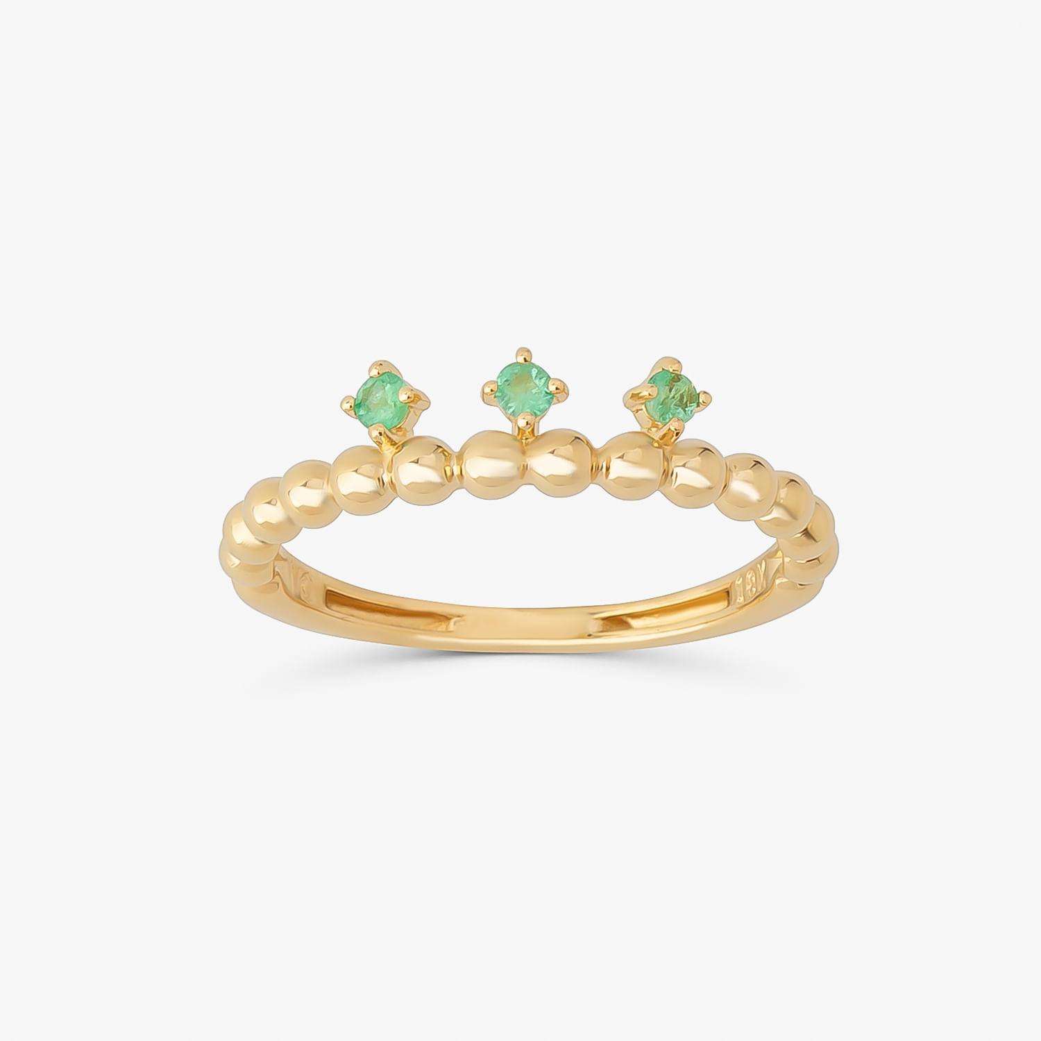 Anel de dourado com contas e três pedras verdes no topo.
