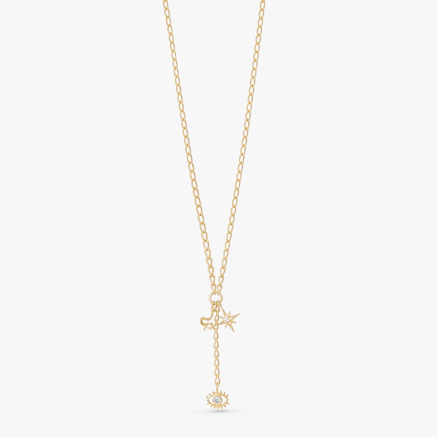 Colar dourado com três pingentes: estrela, olho e símbolo de infinito, suspensos em uma corrente fina.
