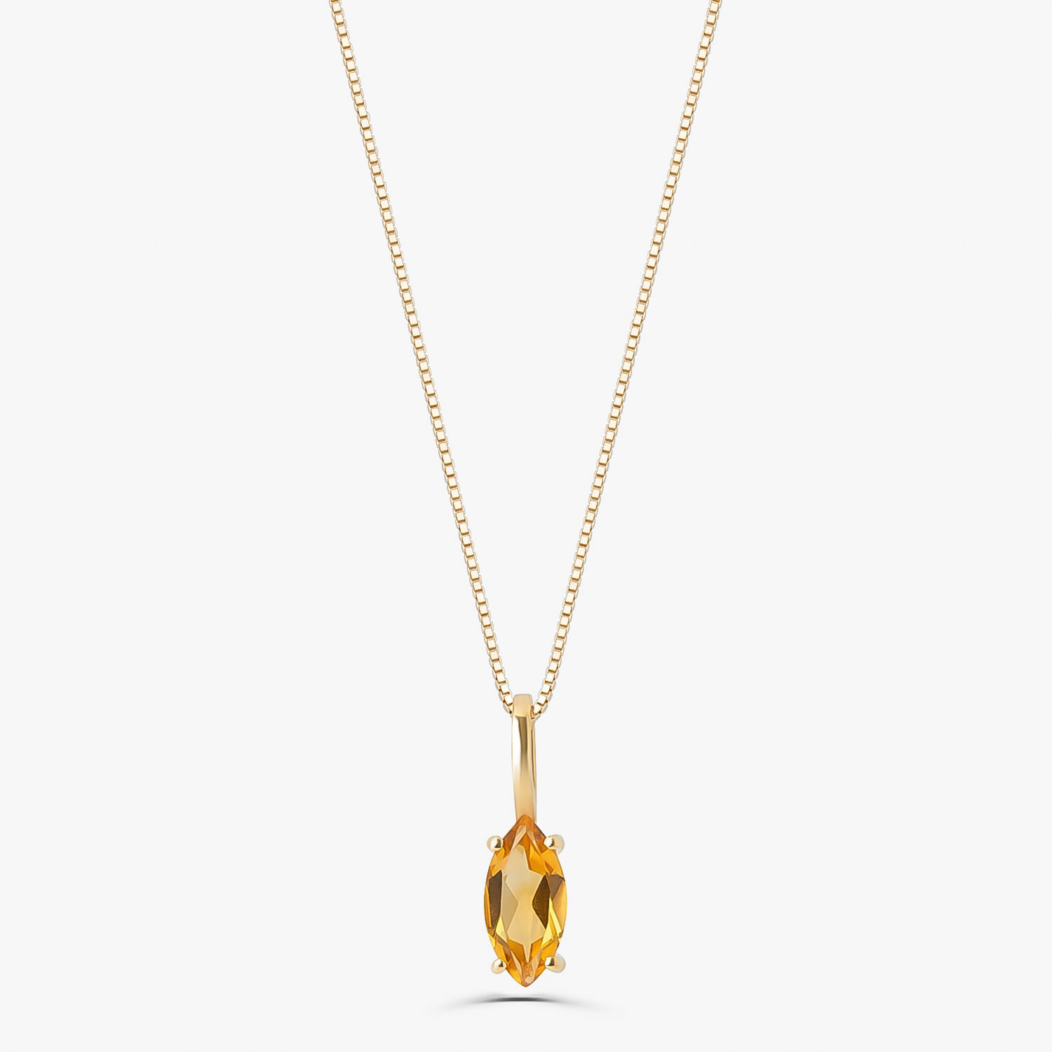 Colar dourado com pingente de gota laranja.