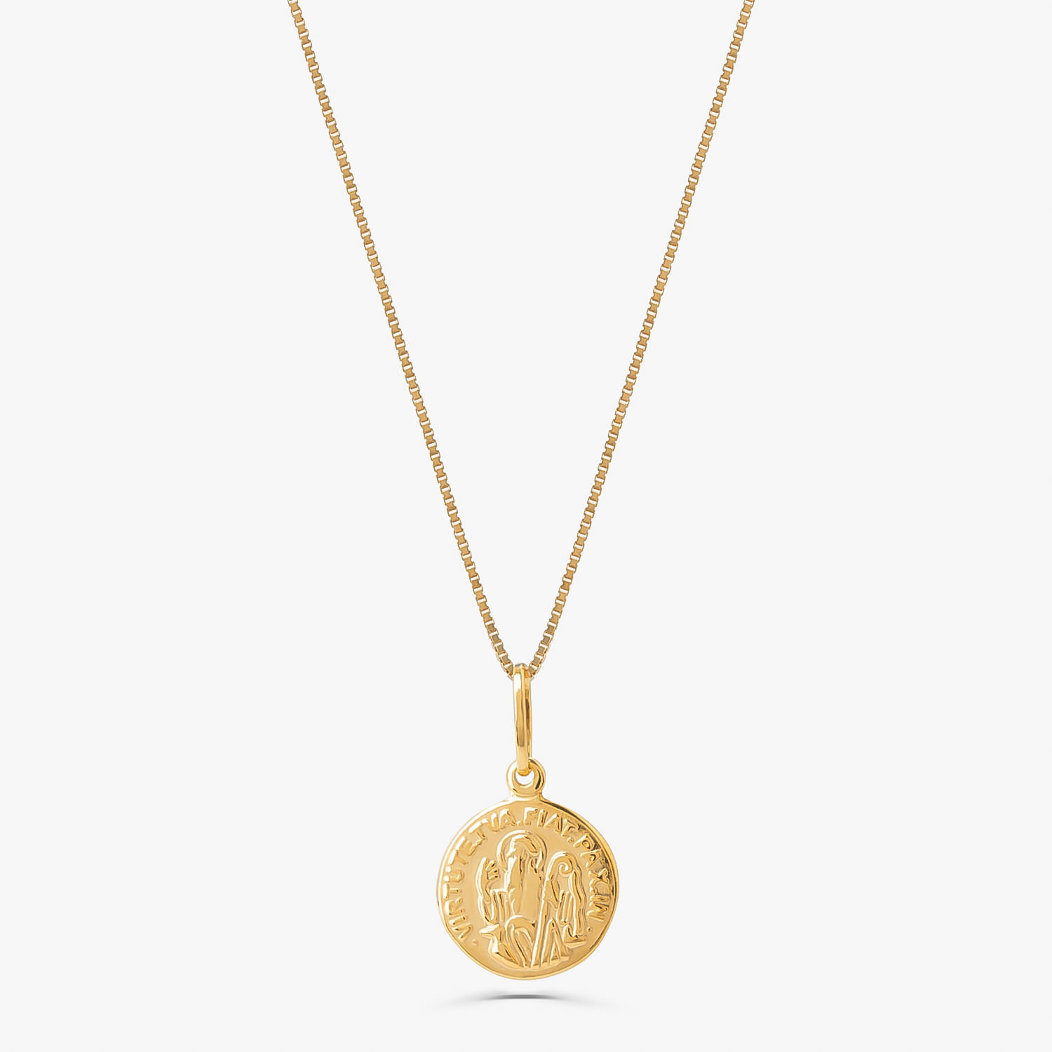 Colar com pingente dourado, circular, com figura religiosa e inscrições ao redor.