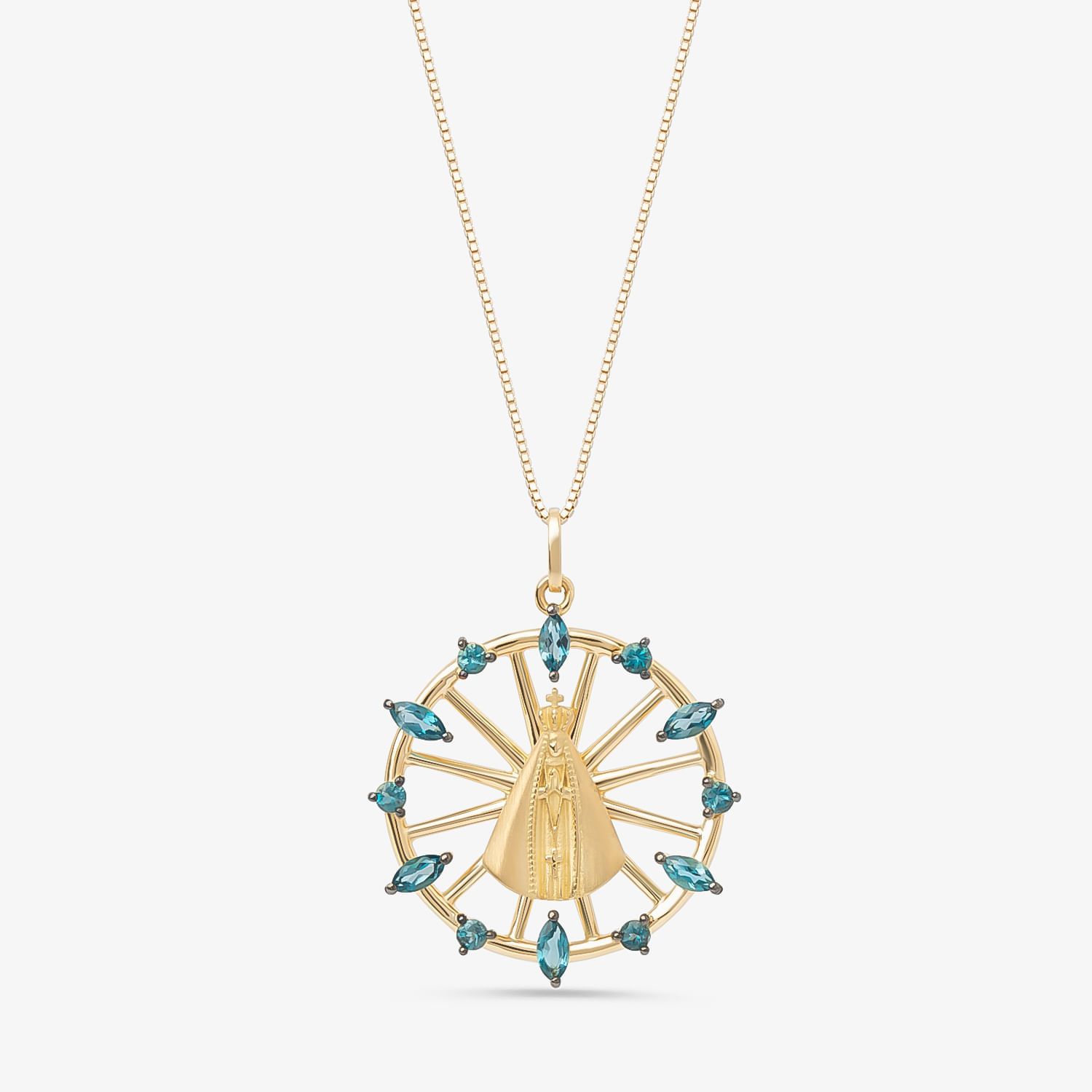 Colar com medalha dourada de Santa Nossa Senhora Aparecida, com detalhes em azul e corrente fina dourada.