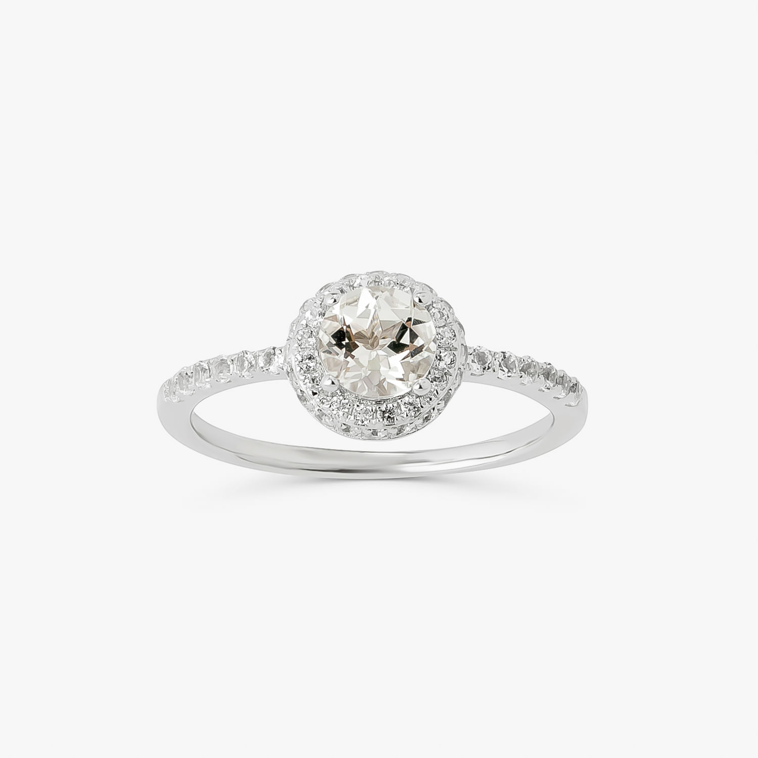 Anel de ouro branco com diamante central cushion emoldurado por diamantes menores, com uma faixa também cravejada de diamantes.