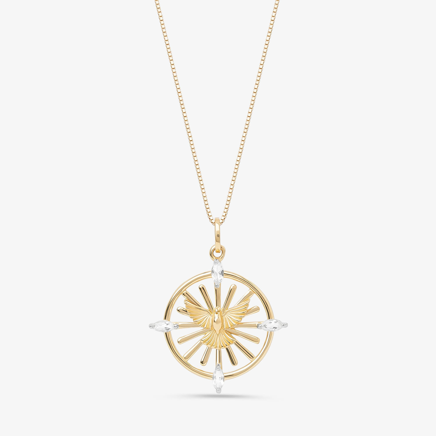 Colar com pingente dourado de pássaro dentro de um círculo, decorado com pedras transparentes.