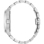 Relógio com pulseira de metal prateada, vista lateral mostrando detalhes da caixa e marca na coroa.