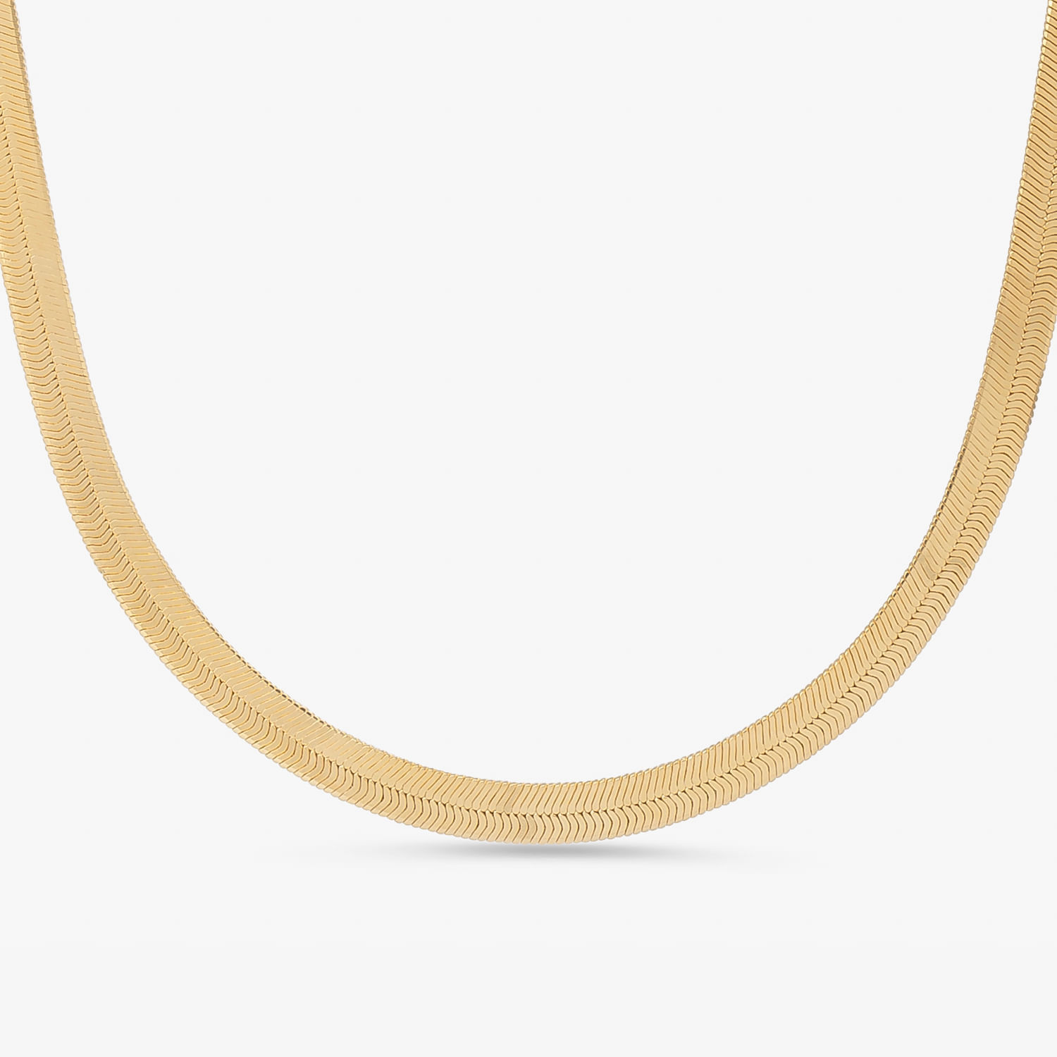 Colar dourado com elos finos, formando uma seda de ouro, exibido contra fundo branco.