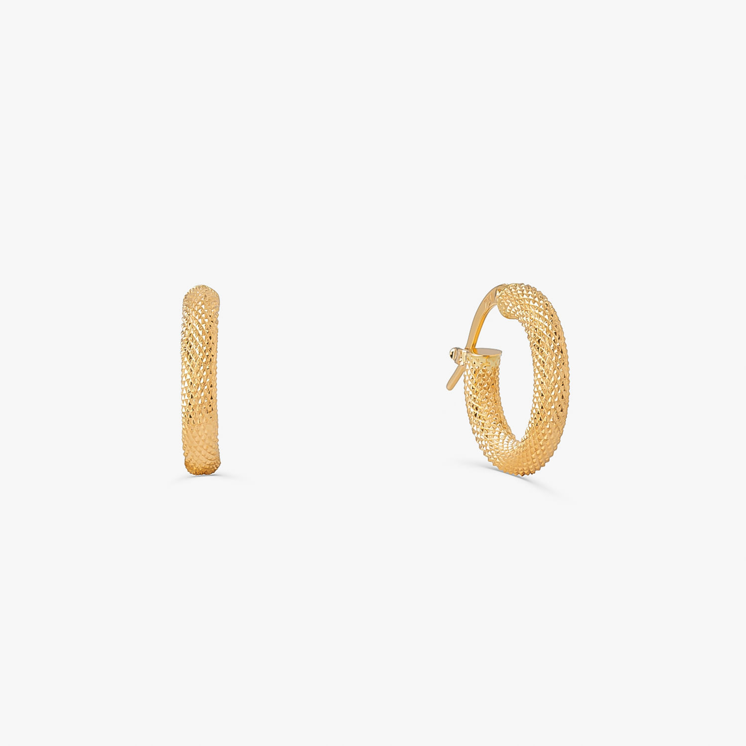 Conjunto de brincos dourados com textura brilhante, um fechado e outro aberto, em fundo branco.
