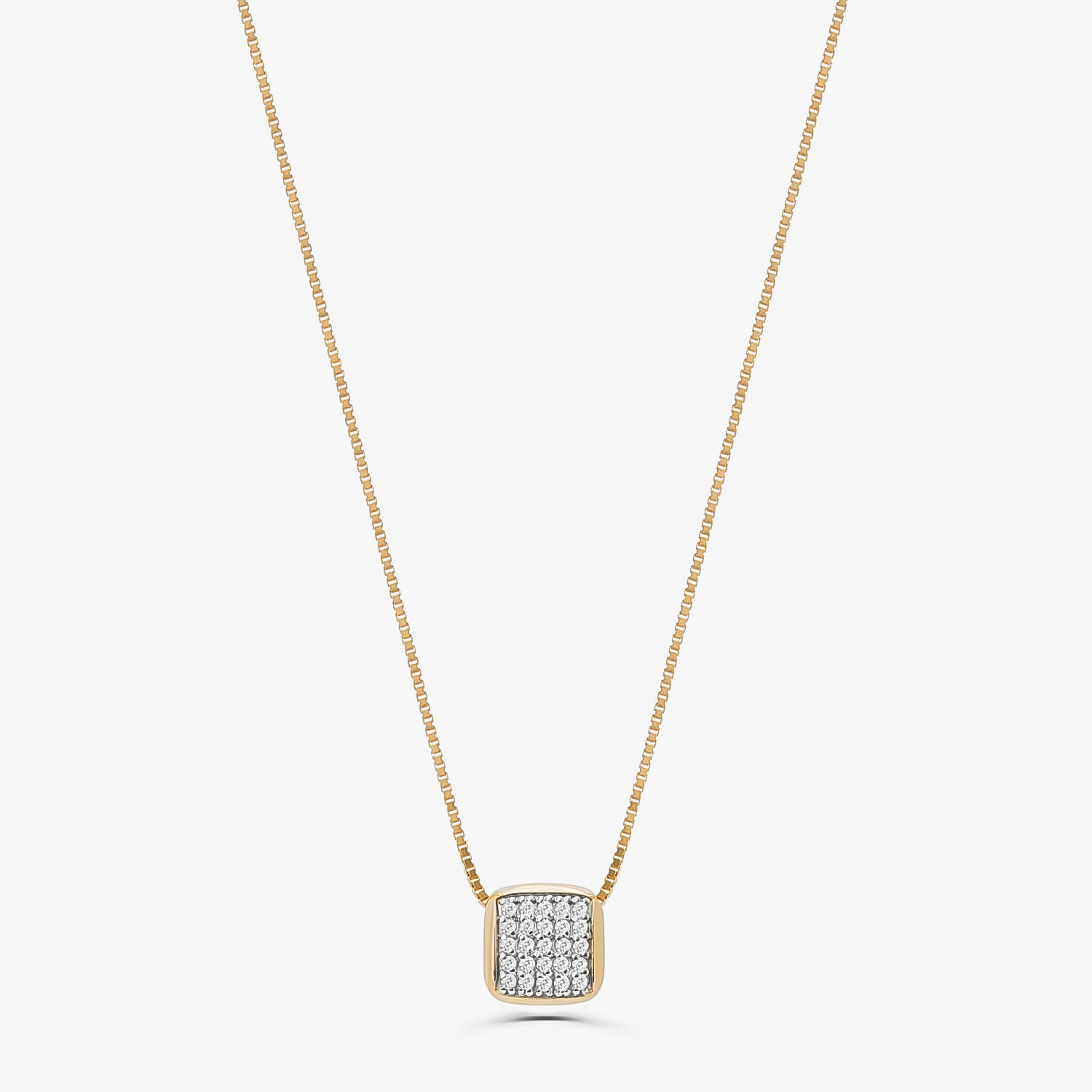 Colar com pingente quadrado dourado enfeitado com pedras brilhantes.