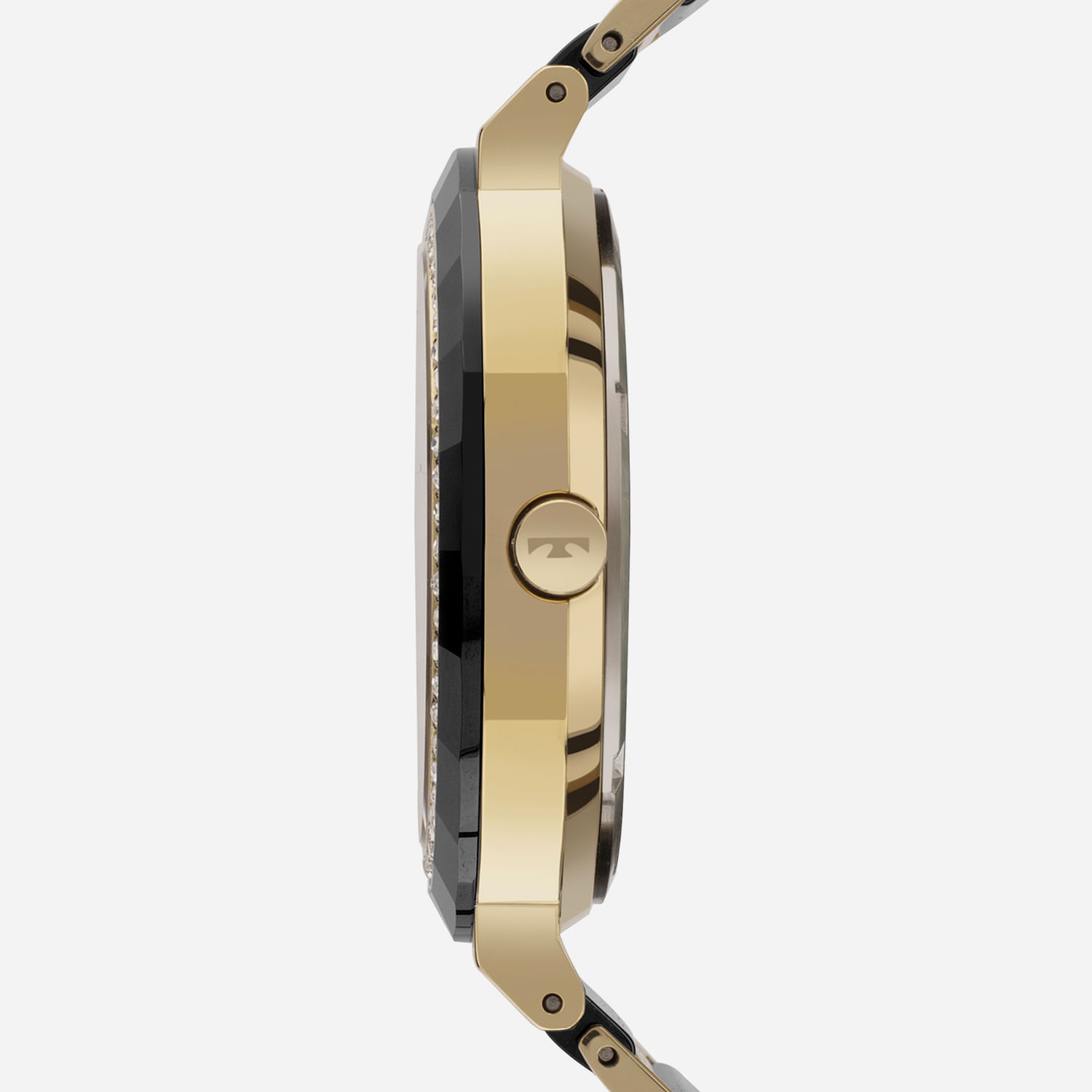 Relógio com pulseira dourada, caixa com detalhes em preto e cristais ao redor, visto de lado.