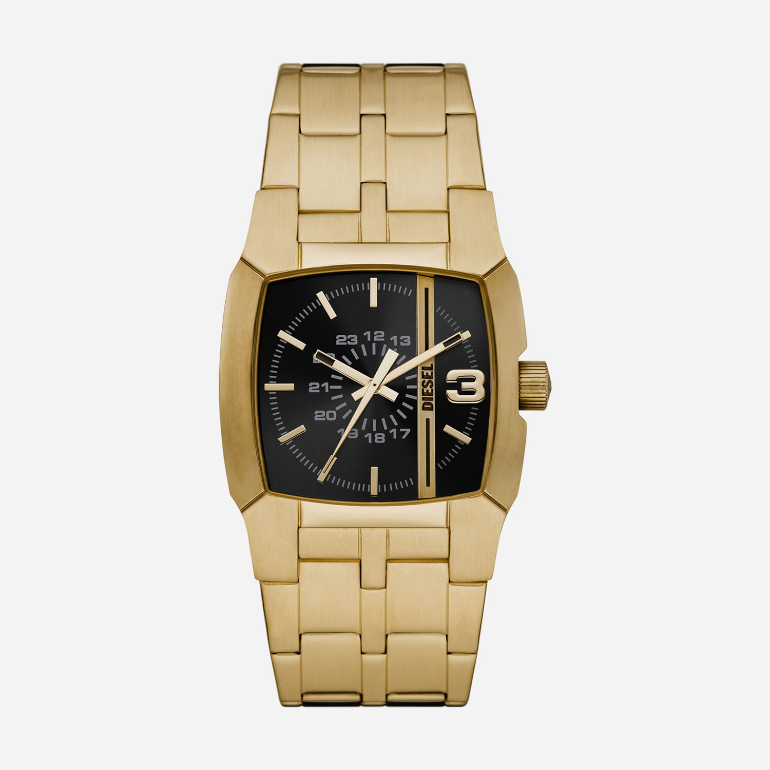 Relógio dourado com pulseira de metal, caixa retangular, mostrador preto com detalhes em branco e dourado, e marca Diesel.