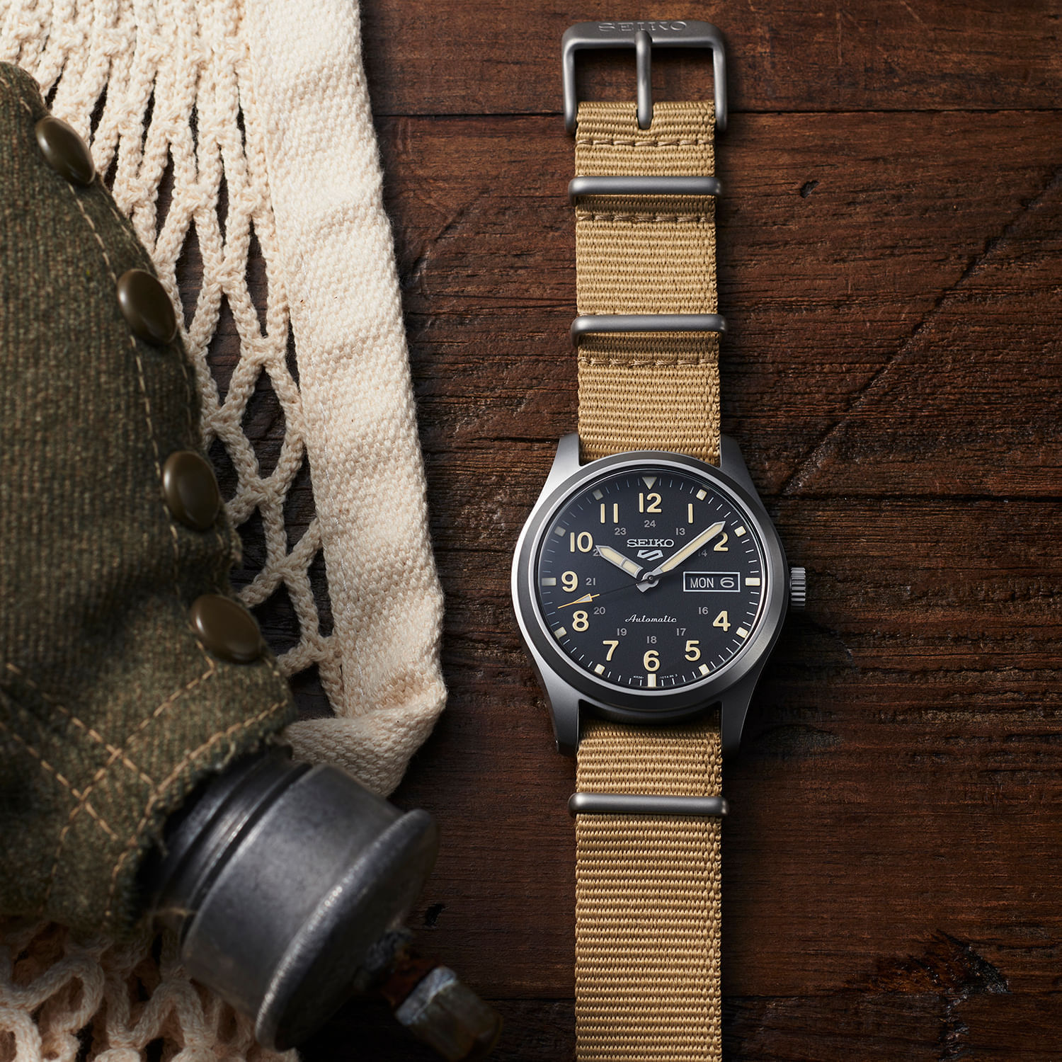 Relógio Seiko 5Sports Field Series Masculino em Nylon Bege
