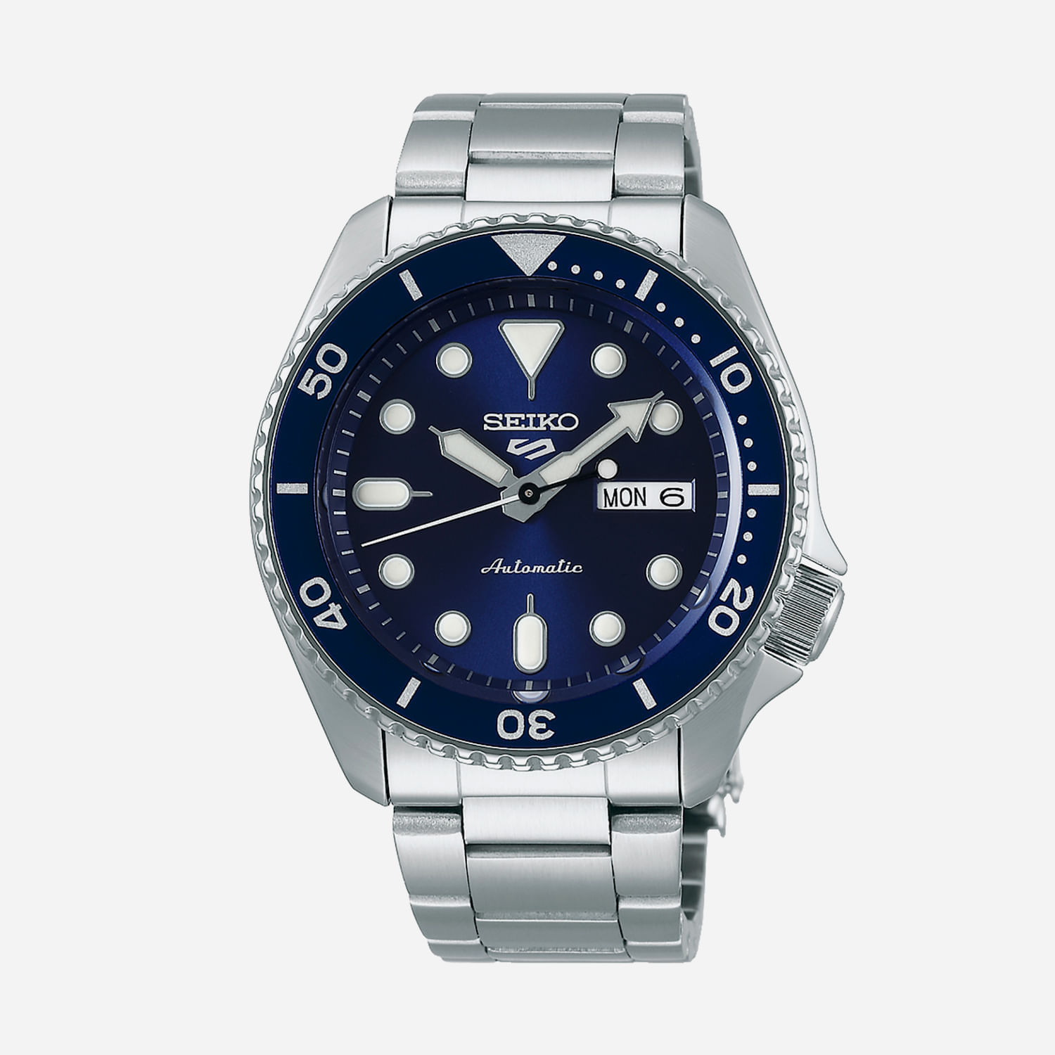 Relógio de pulso da Seiko com pulseira de aço prateada, mostrador azul, marcadores e ponteiros luminosos, e janela de data e dia.